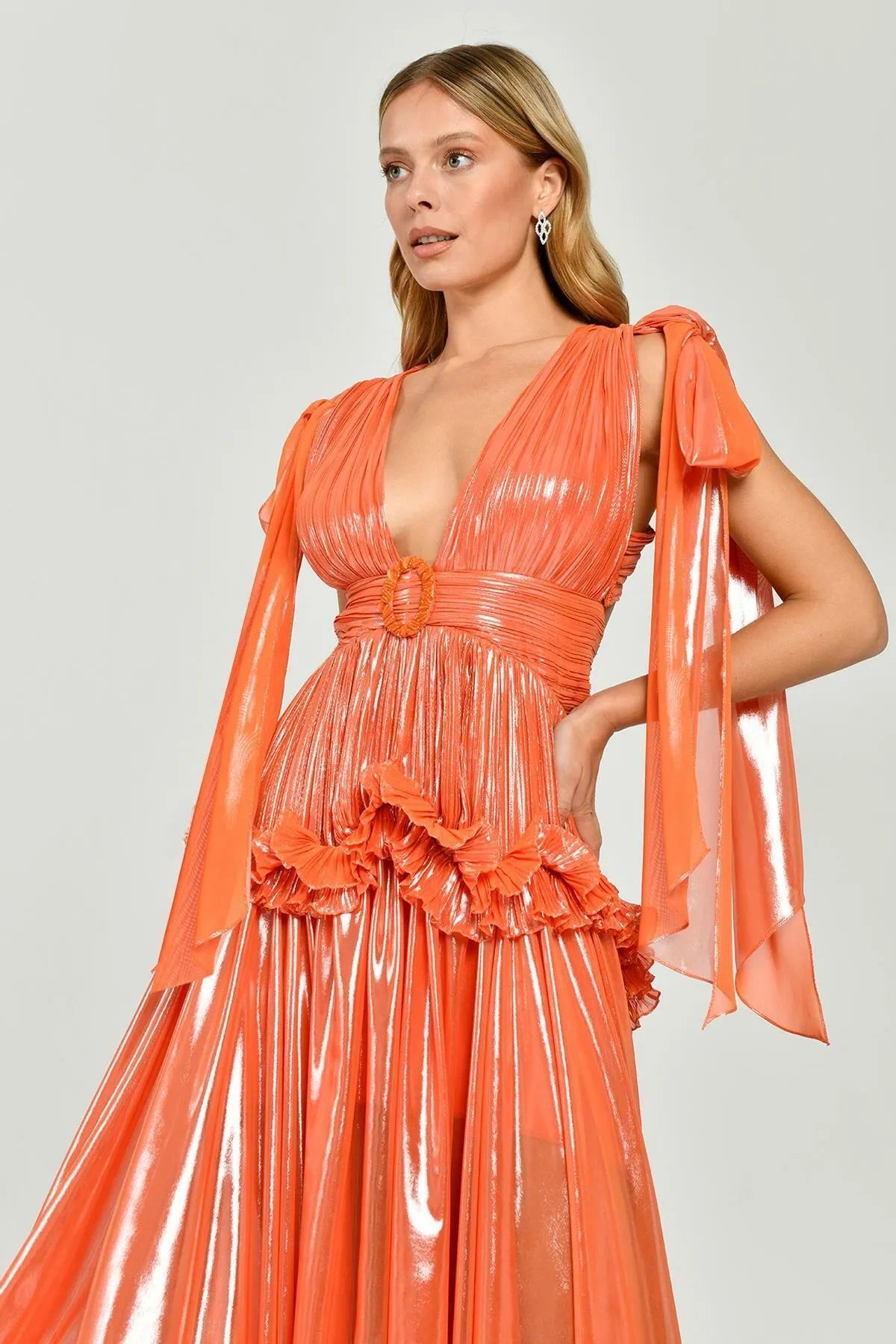 فستان سهرة طويل لامع بدون أكمام مع فتحة صدر منخفضة