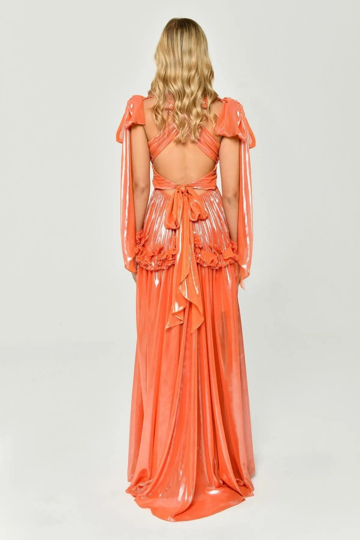 فستان سهرة طويل لامع بدون أكمام مع فتحة صدر منخفضة