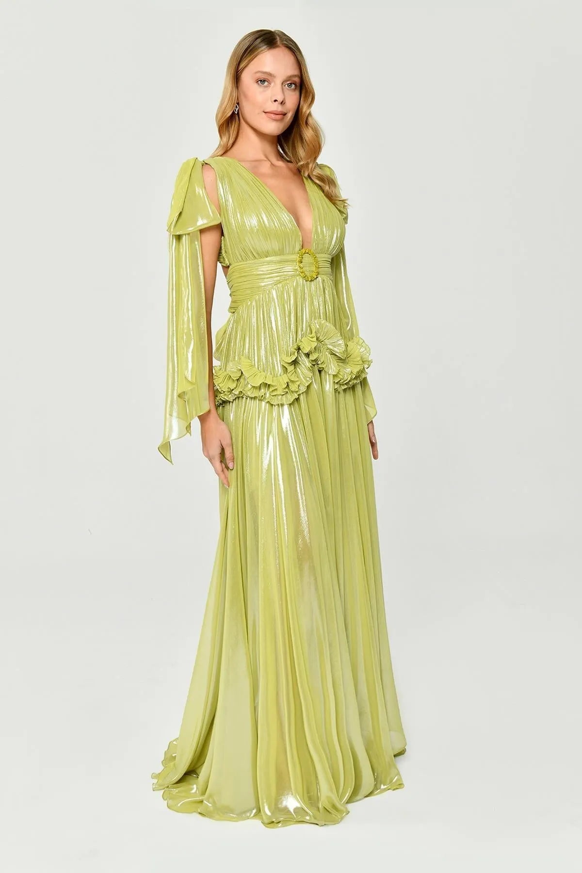 فستان سهرة طويل لامع بدون أكمام مع فتحة صدر منخفضة