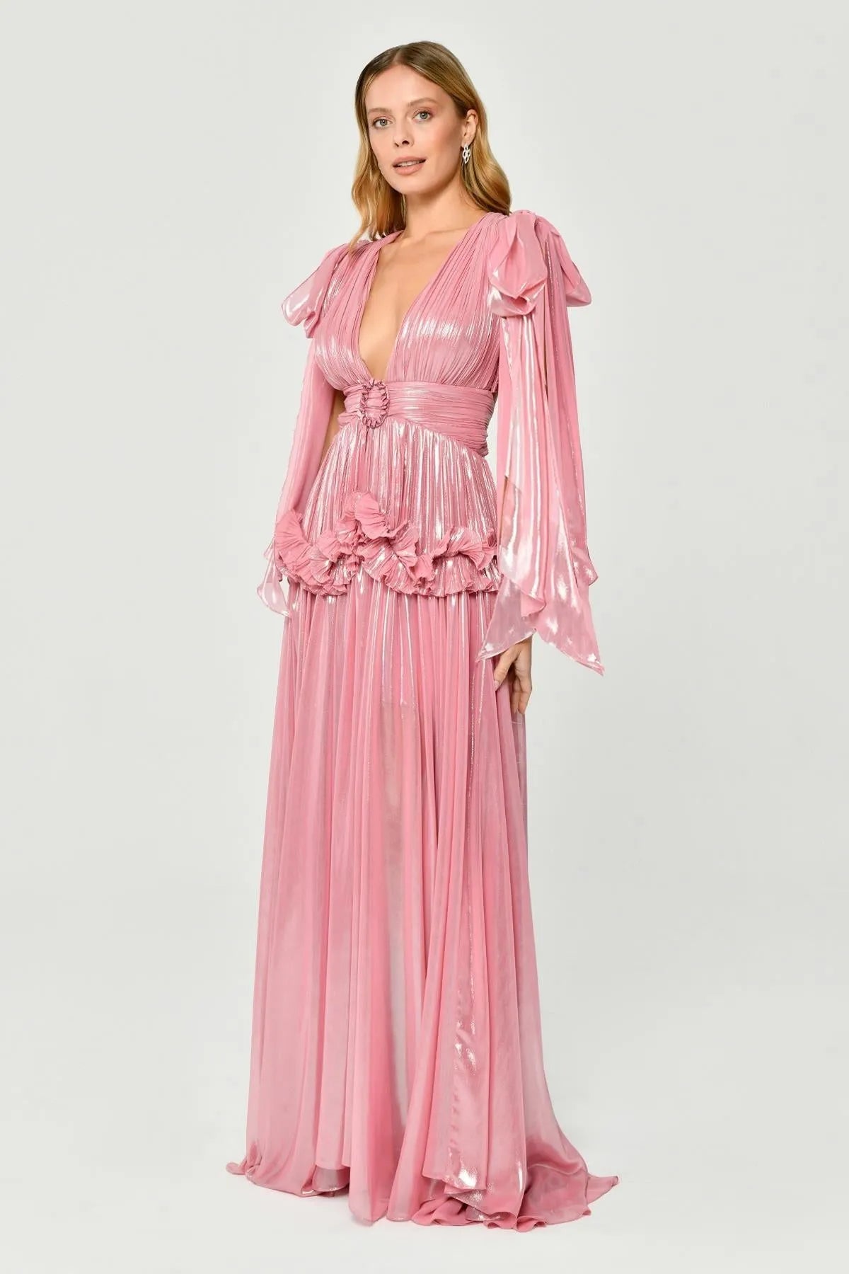 فستان سهرة طويل لامع بدون أكمام مع فتحة صدر منخفضة