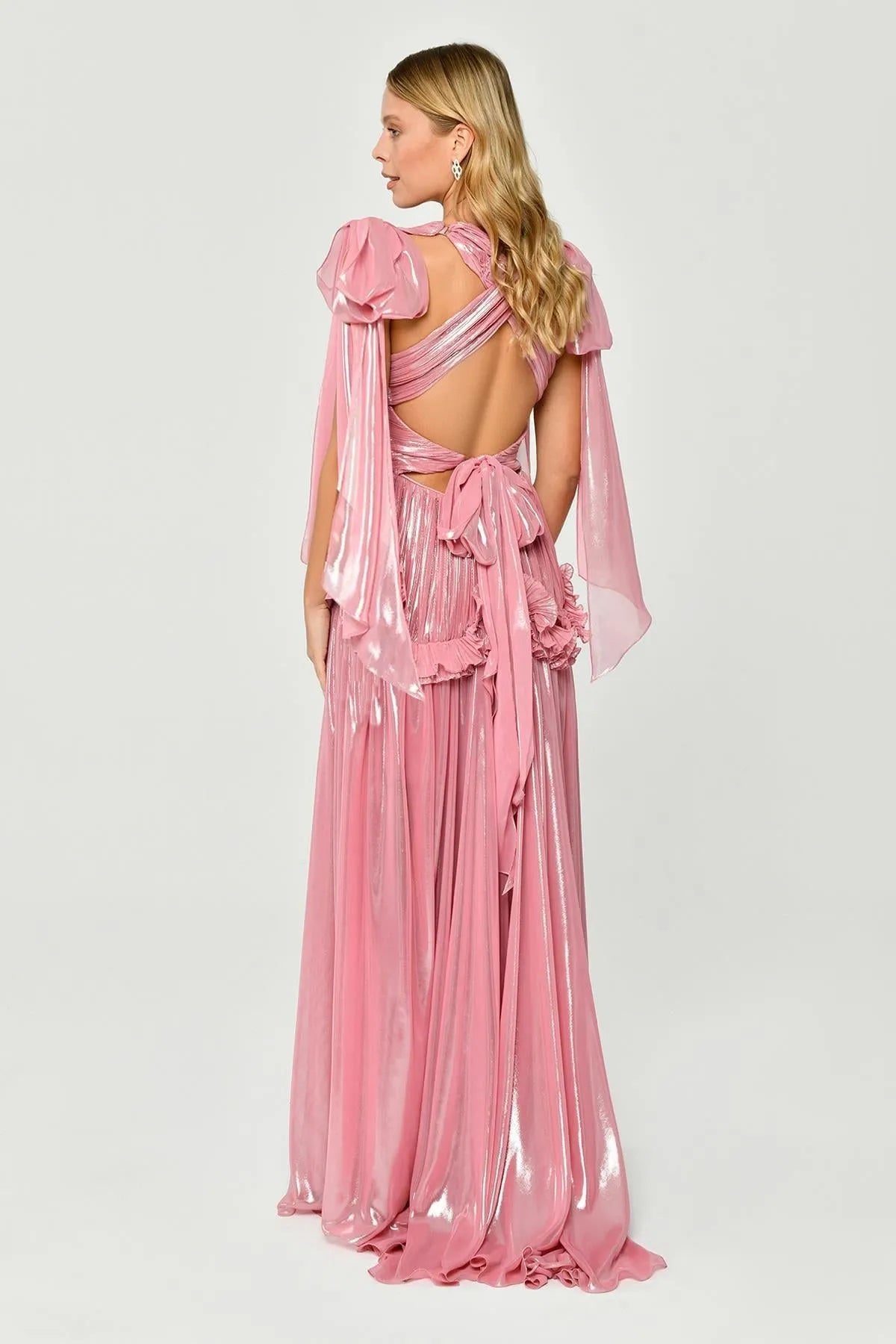 فستان سهرة طويل لامع بدون أكمام مع فتحة صدر منخفضة