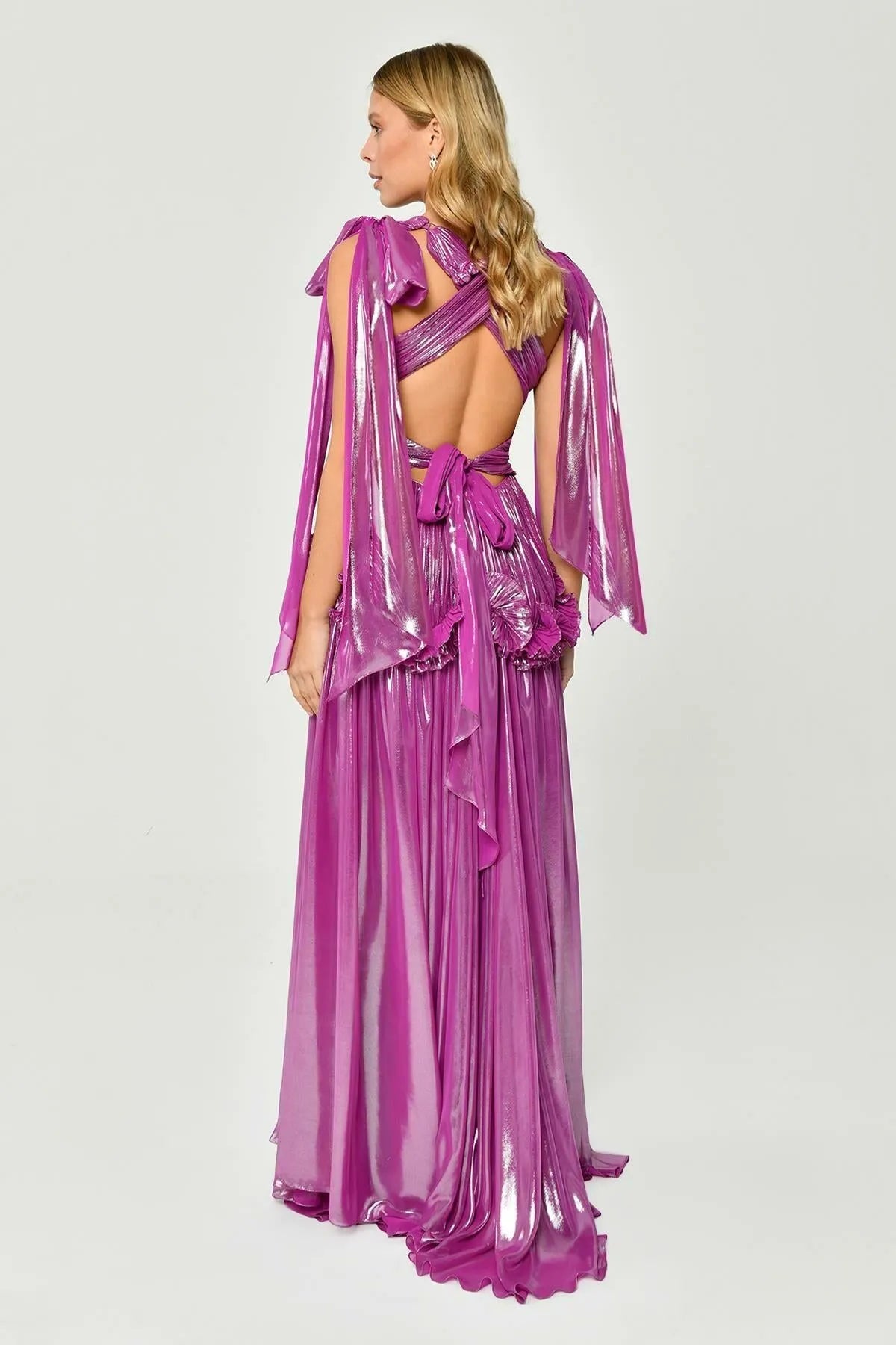 فستان سهرة طويل لامع بدون أكمام مع فتحة صدر منخفضة