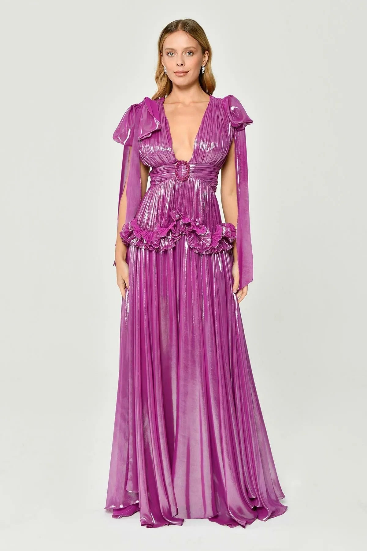 فستان سهرة طويل لامع بدون أكمام مع فتحة صدر منخفضة