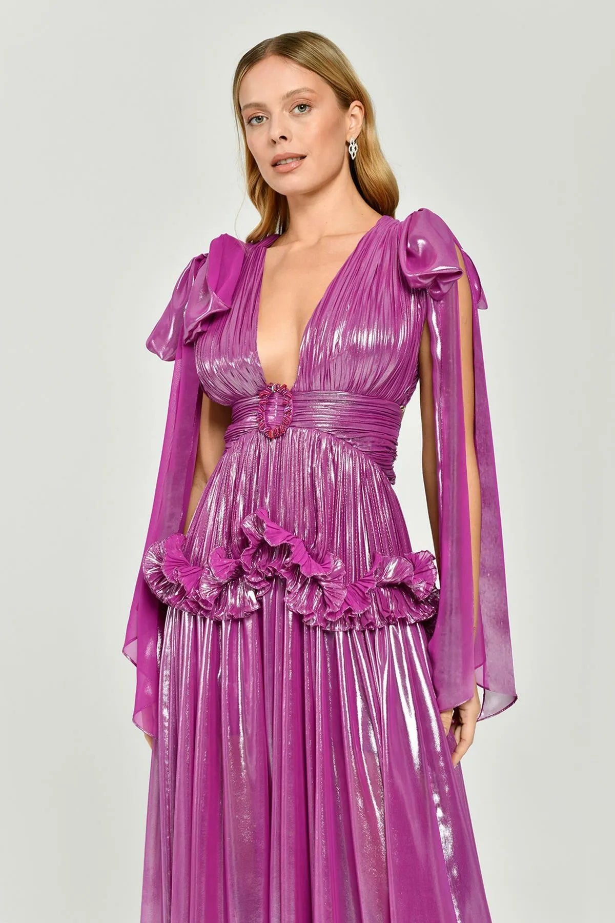 فستان سهرة طويل لامع بدون أكمام مع فتحة صدر منخفضة