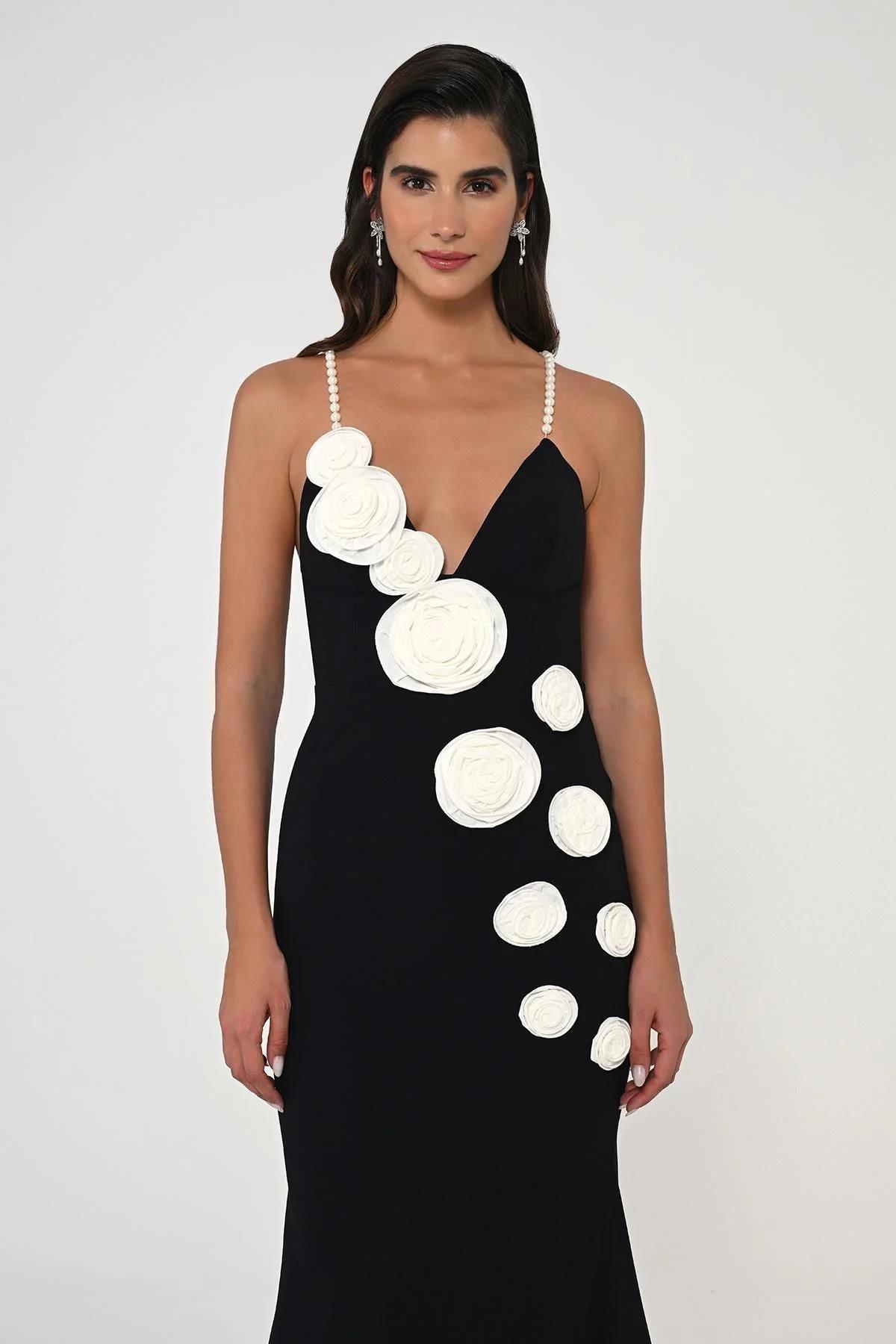 İnci Askılı Kalp Göğüs Çiçek Aksesuarlı Krep Uzun Elbise - Eser Giyim