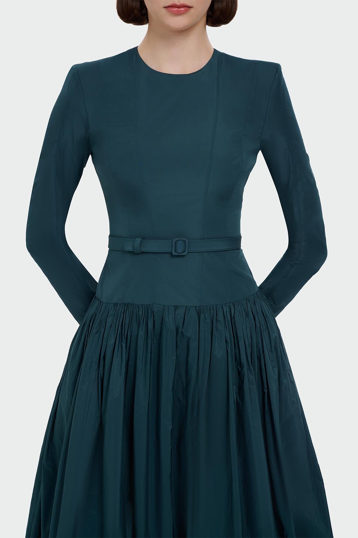 فستان سهرة بأكمام طويلة وحزام