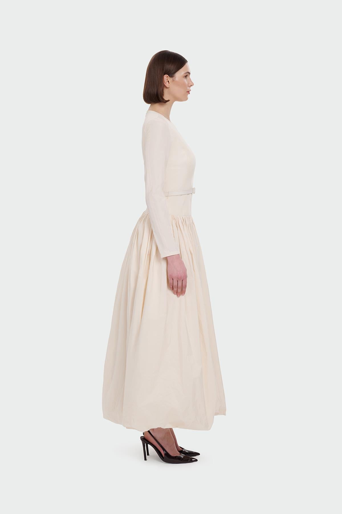 فستان سهرة بأكمام طويلة وحزام