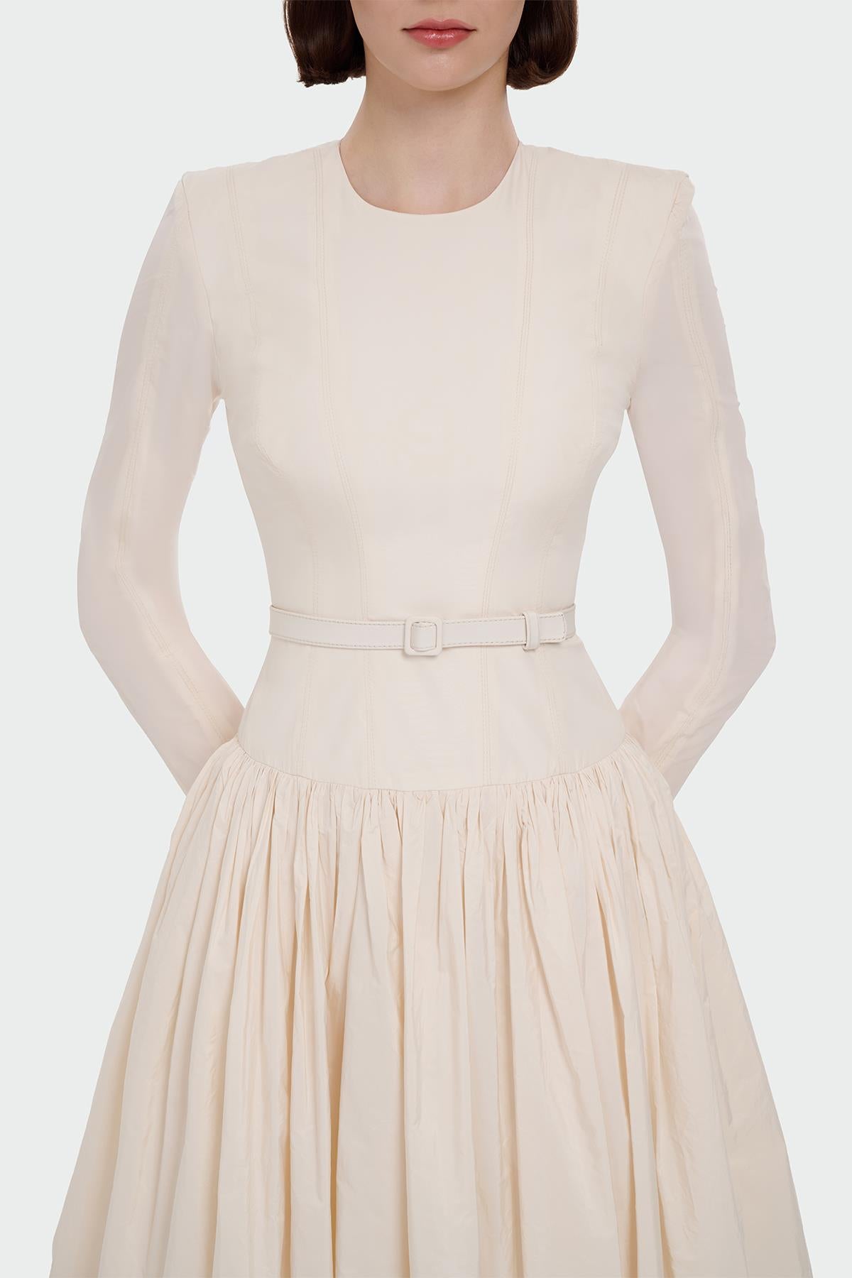 فستان سهرة بأكمام طويلة وحزام