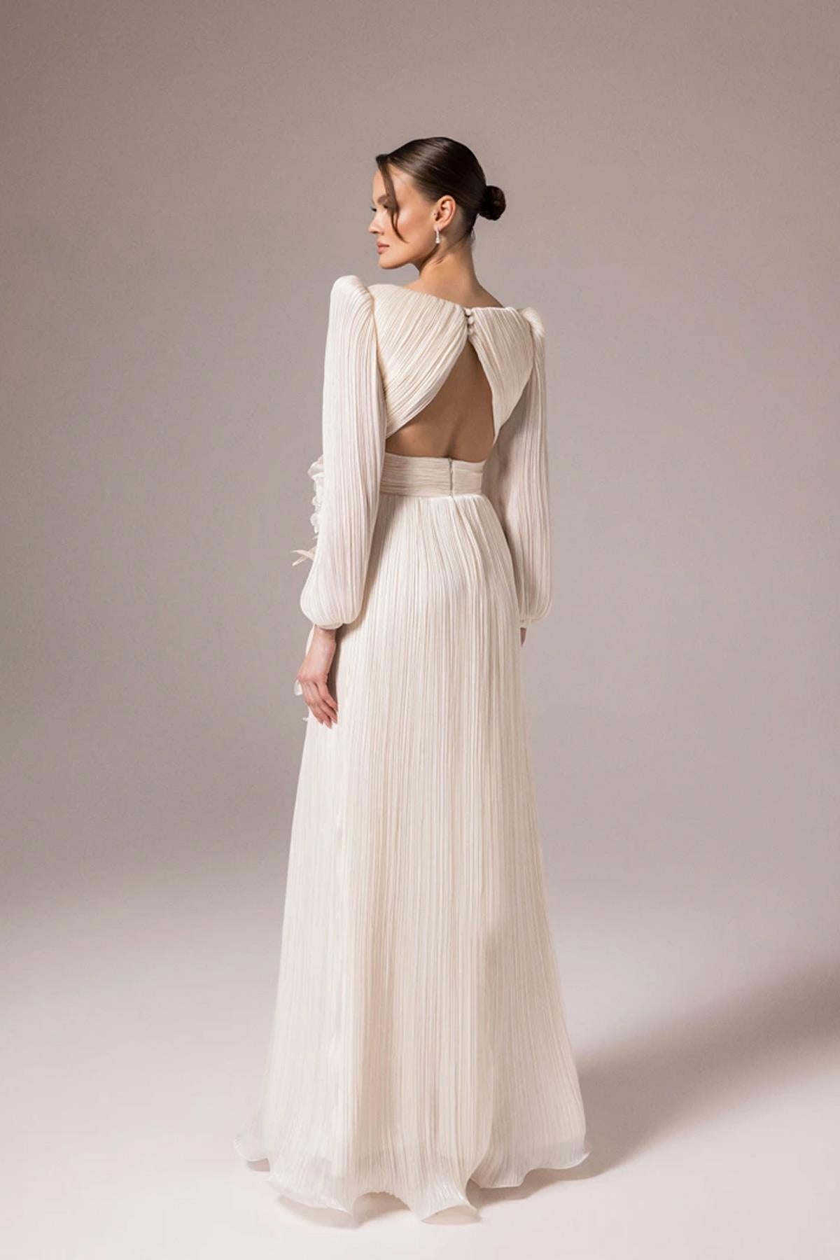 فستان سهرة واسع بفتحة رقبة على شكل حرف V وتصميم زهور على الخصر وتفاصيل نافذة خلفية