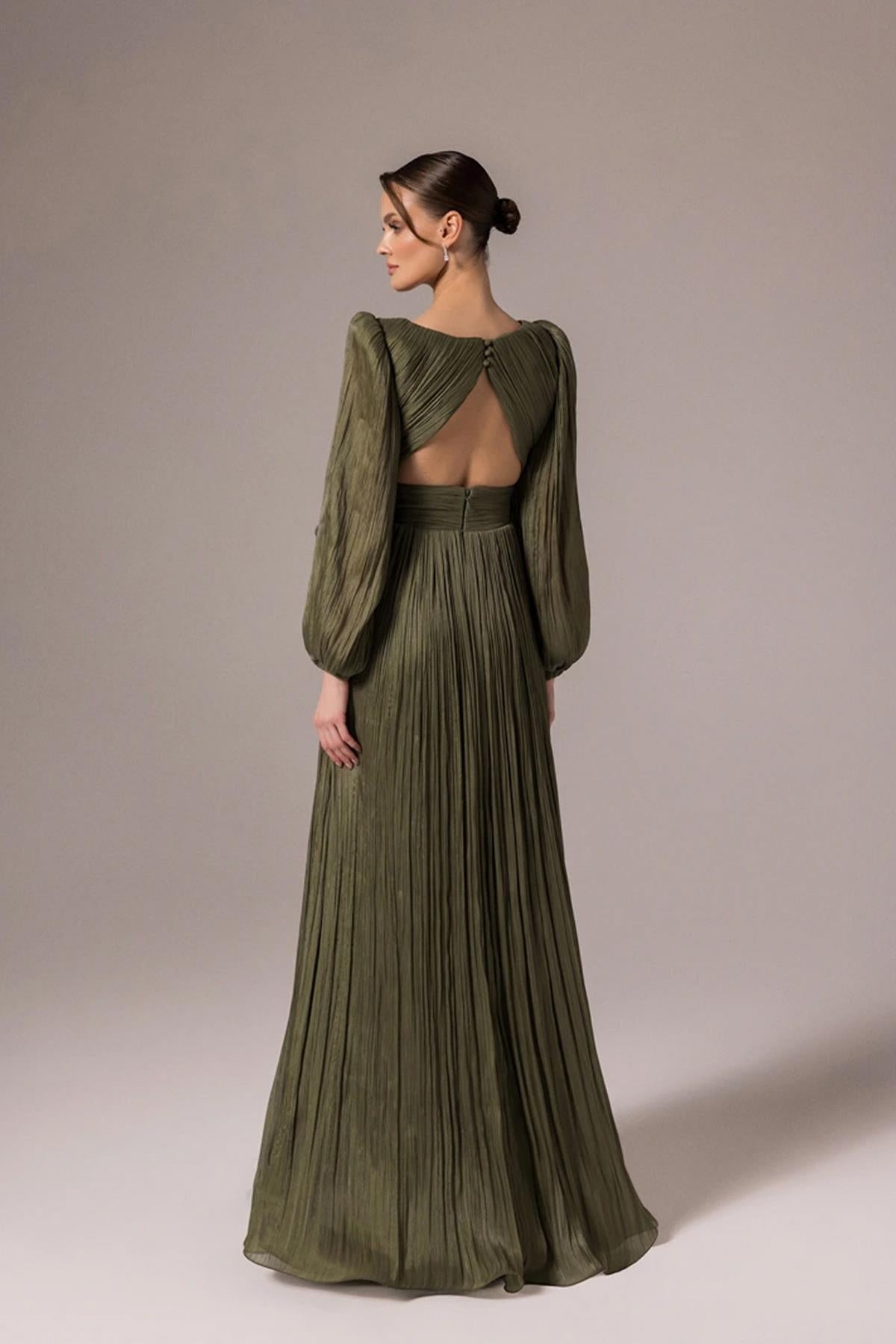 فستان سهرة واسع بفتحة رقبة على شكل حرف V وتصميم زهور على الخصر وتفاصيل نافذة خلفية