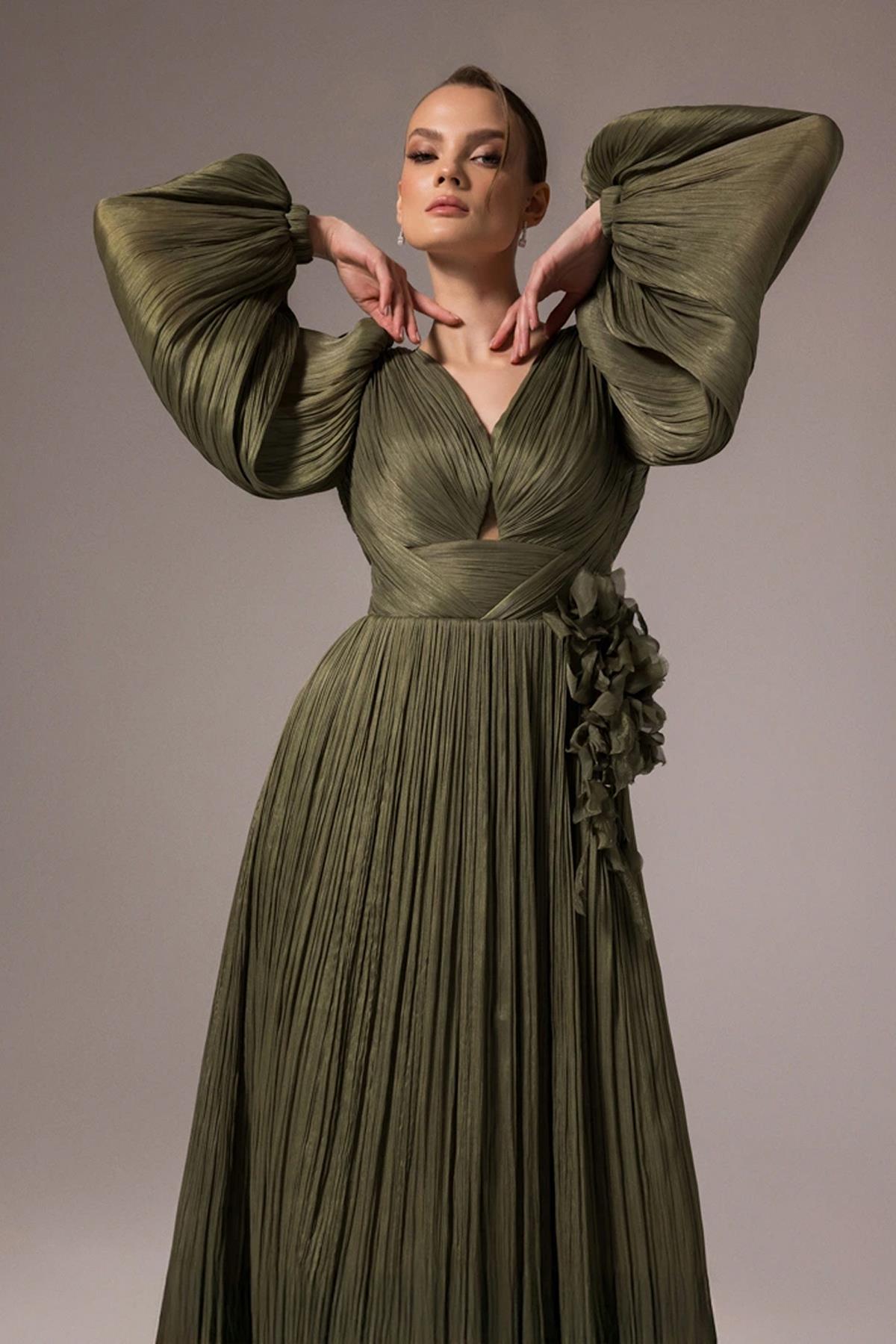 فستان سهرة واسع بفتحة رقبة على شكل حرف V وتصميم زهور على الخصر وتفاصيل نافذة خلفية