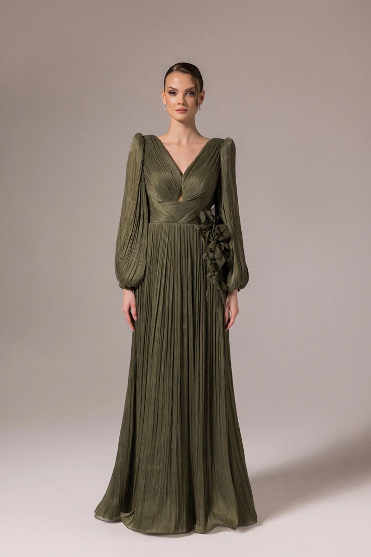 فستان سهرة واسع بفتحة رقبة على شكل حرف V وتصميم زهور على الخصر وتفاصيل نافذة خلفية