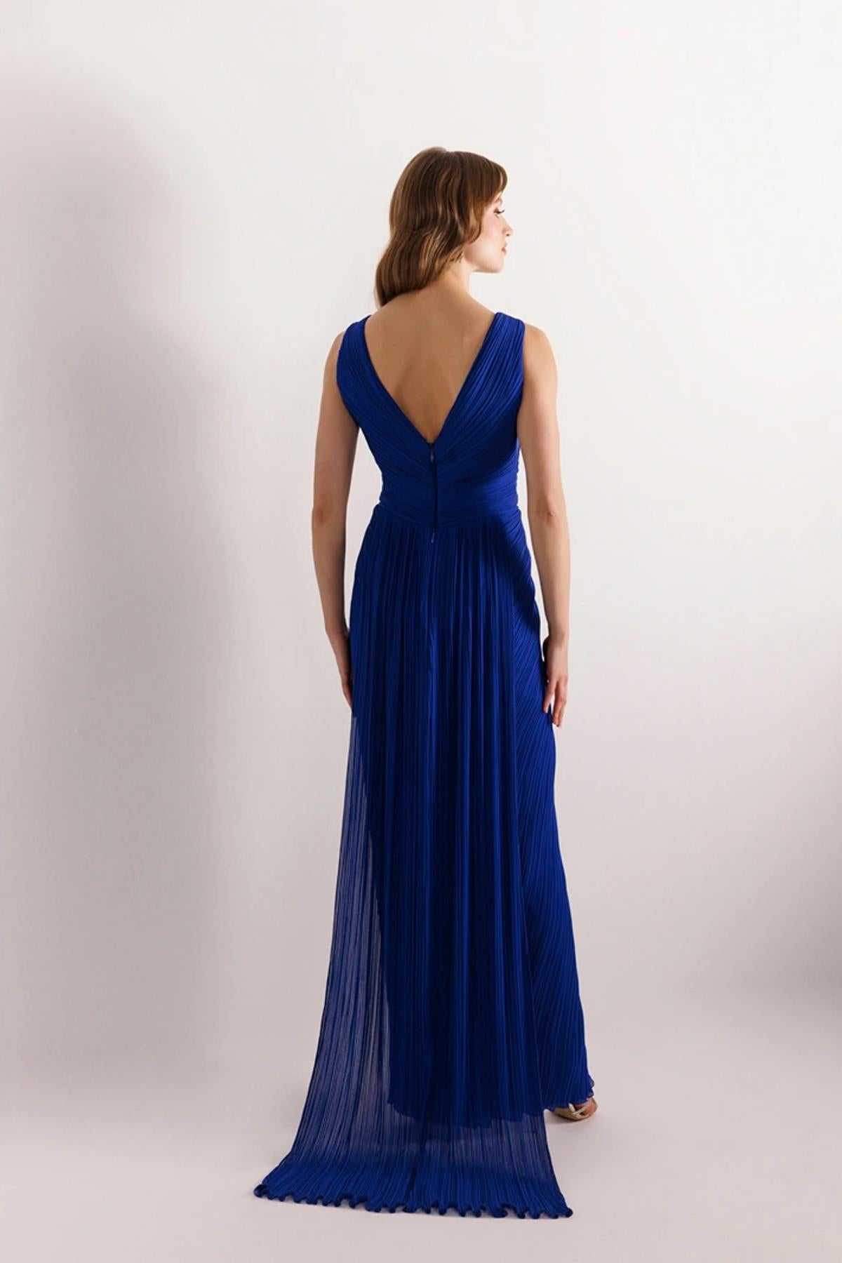 V Yaka Göğüs Çapraz Drape Yırtmaçlı Kuyruklu Abiye Elbise