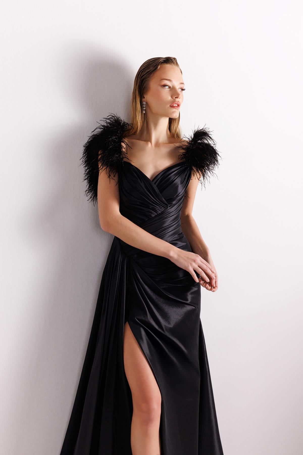 Omuz Otriş Önden Yırtmaç Detaylı Saten Abiye Elbise