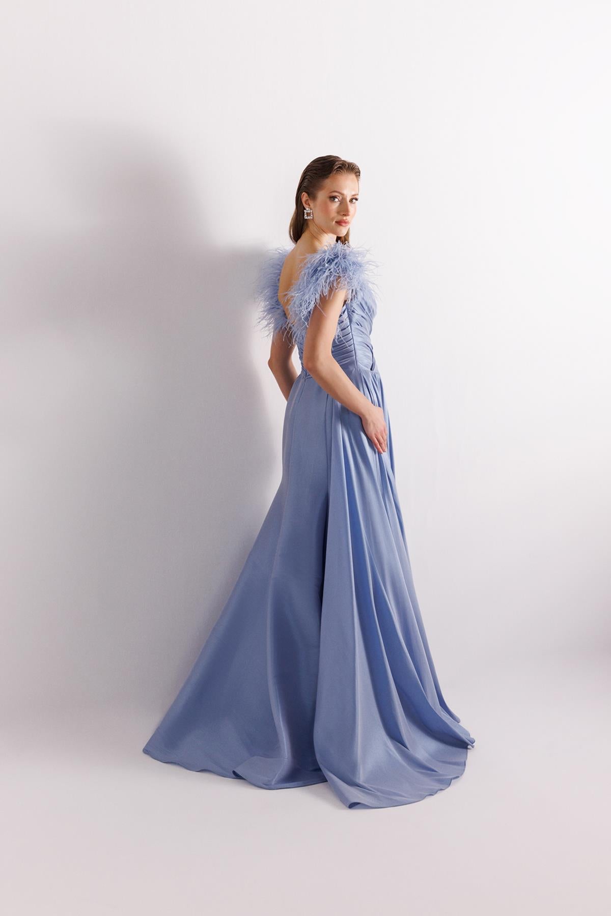 Omuz Otriş Önden Yırtmaç Detaylı Saten Abiye Elbise