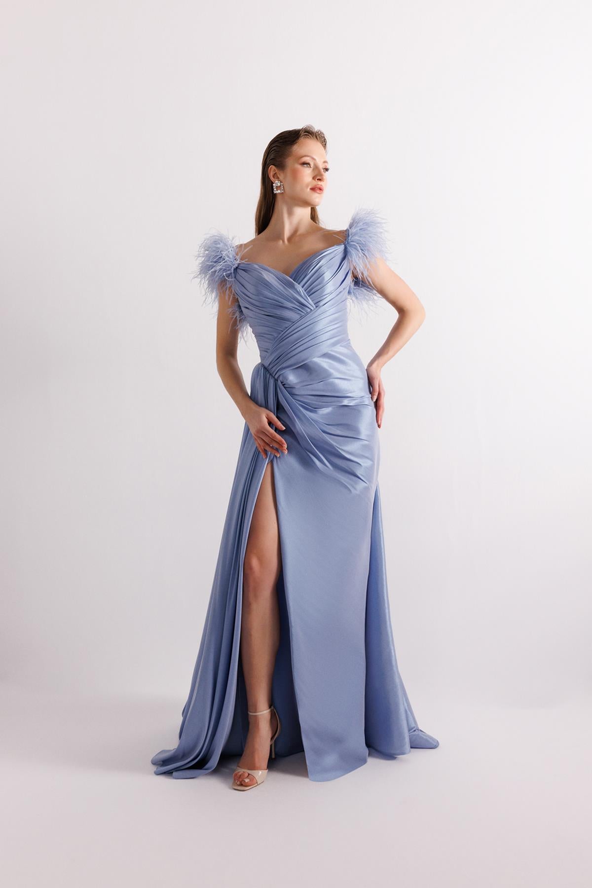 Omuz Otriş Önden Yırtmaç Detaylı Saten Abiye Elbise