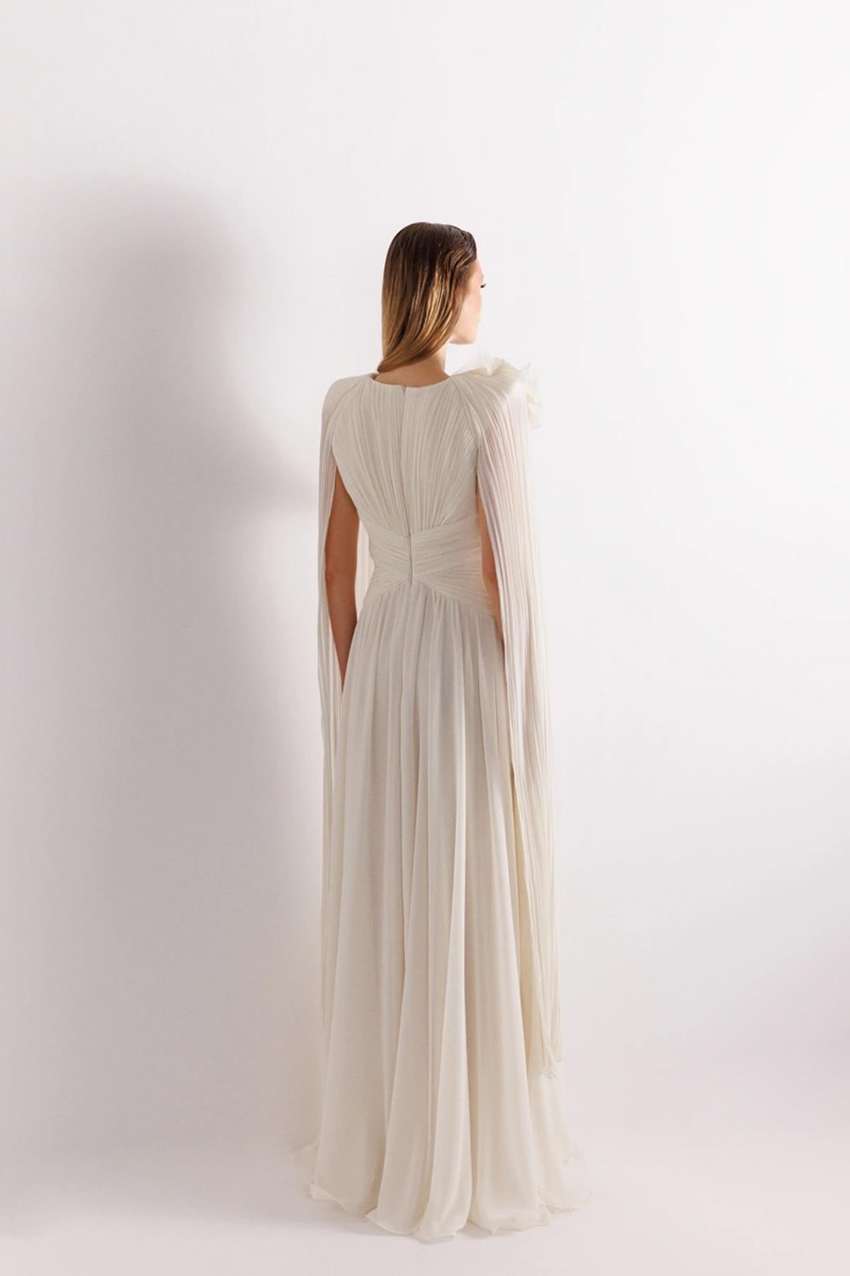 Kloş Kol Omuz Aksesuarlı Uzun Abiye Elbise