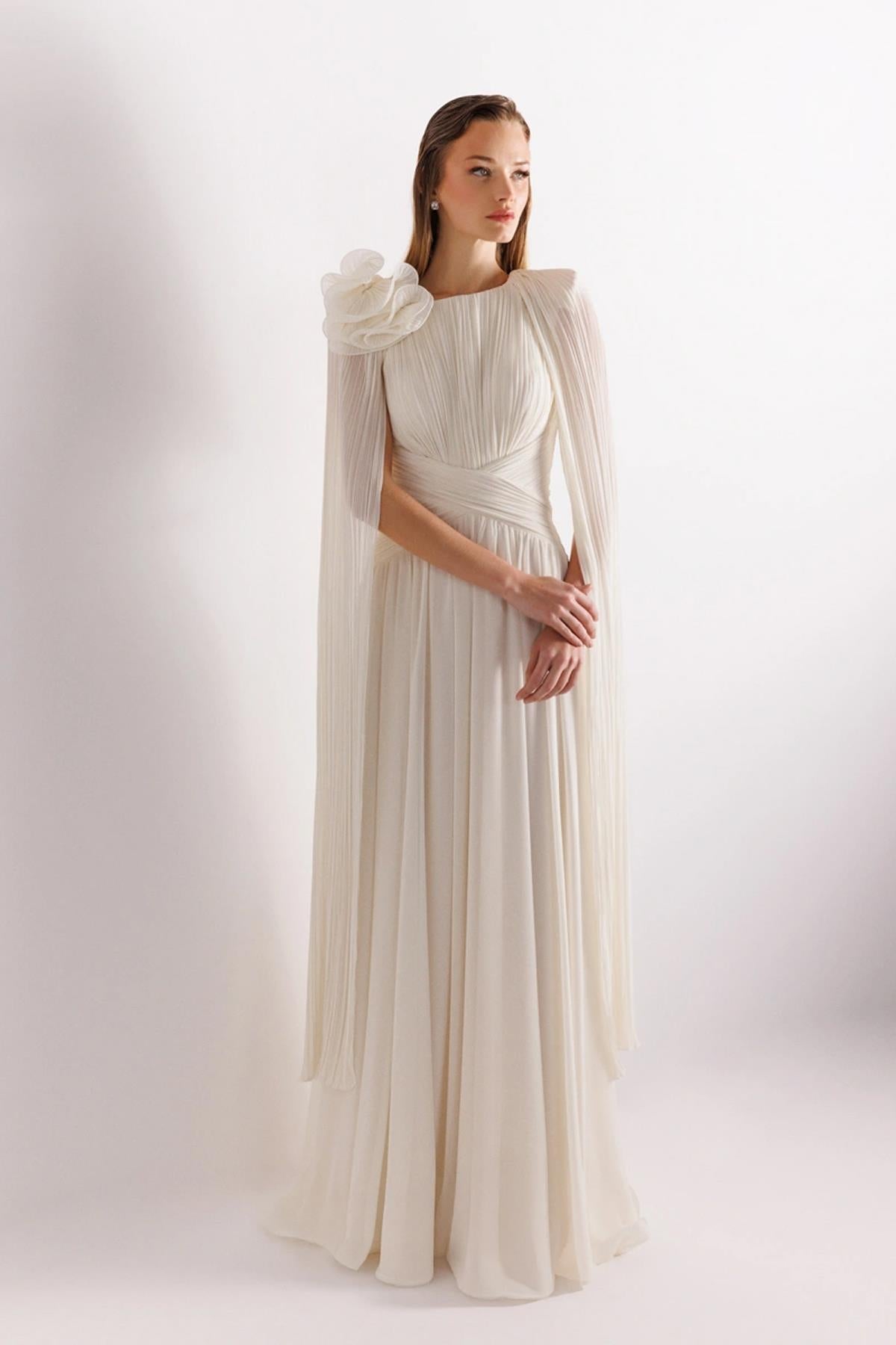 Kloş Kol Omuz Aksesuarlı Uzun Abiye Elbise