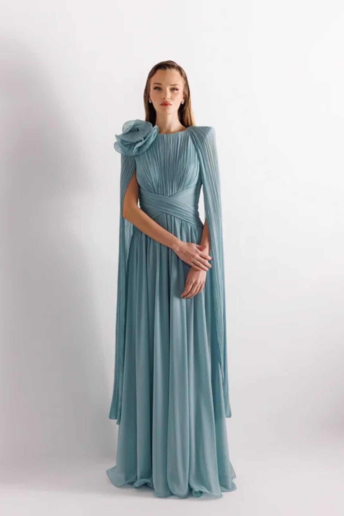 Kloş Kol Omuz Aksesuarlı Uzun Büyük Beden Abiye Elbise