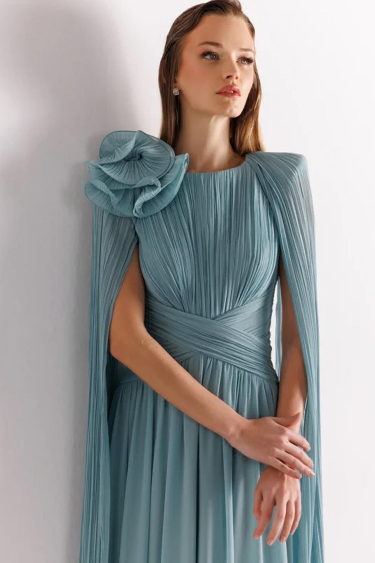 Kloş Kol Omuz Aksesuarlı Uzun Büyük Beden Abiye Elbise