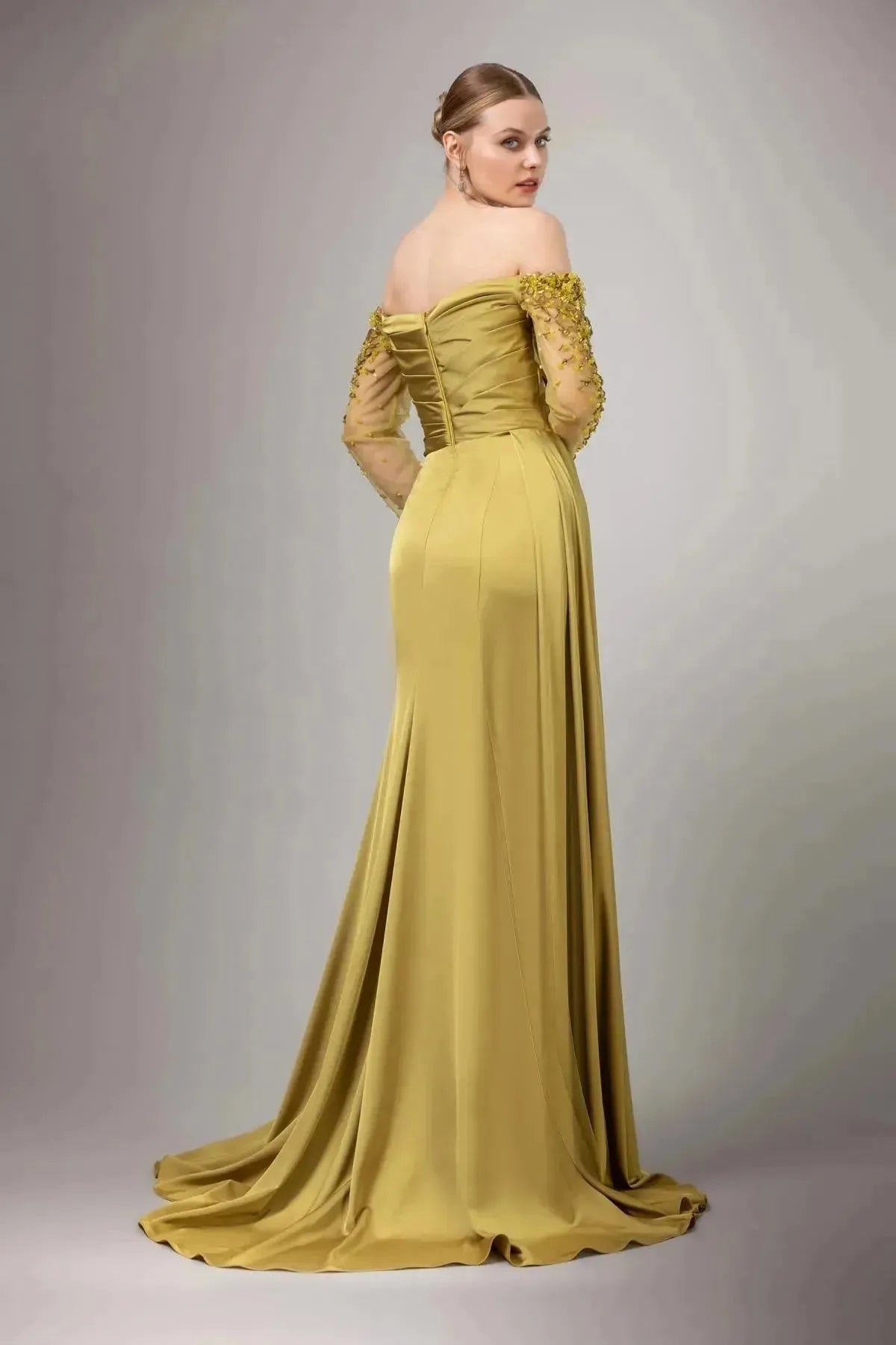 Yakası ve Kolları Taş İşlemeli Straplez Elbise