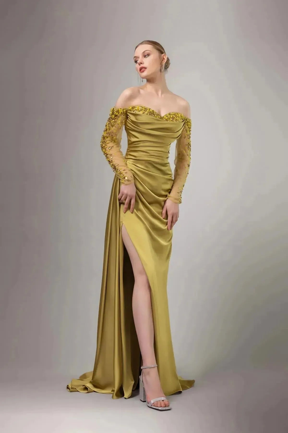 Yakası ve Kolları Taş İşlemeli Straplez Elbise