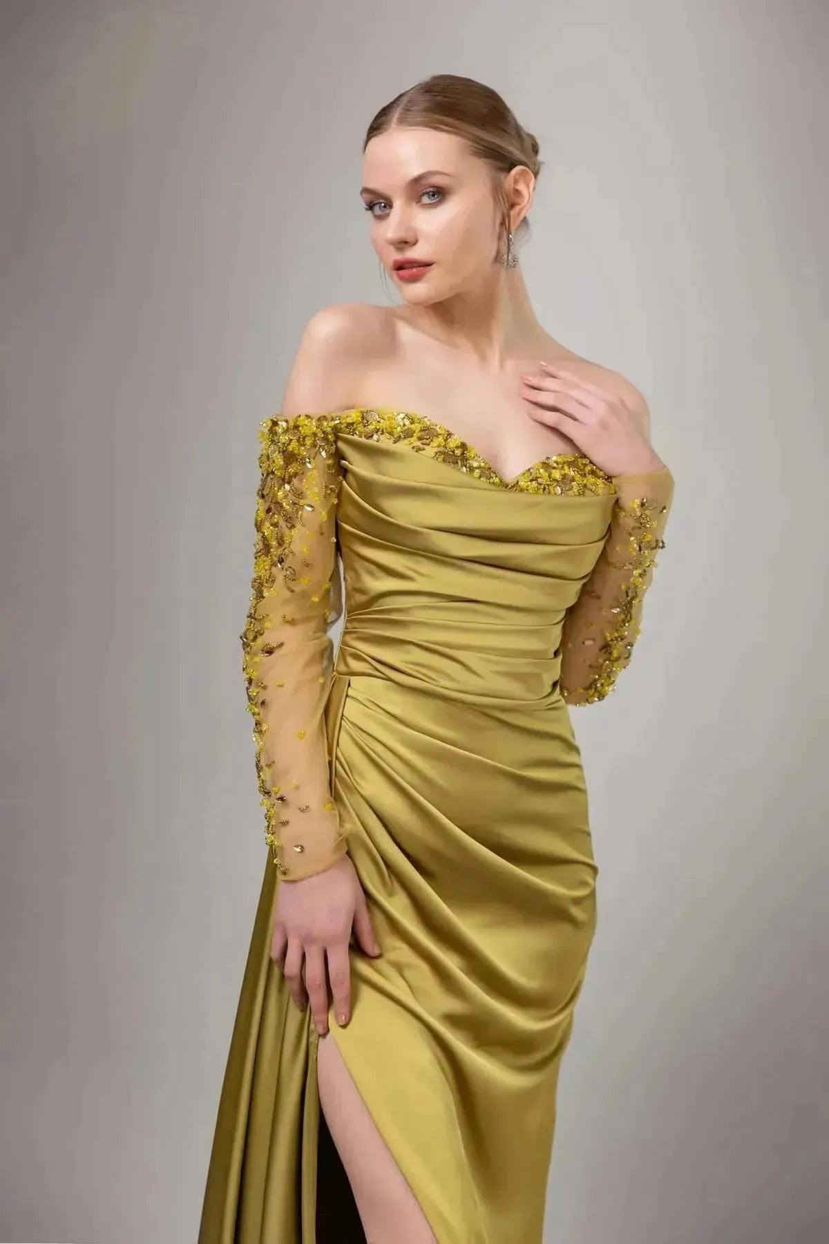 Yakası ve Kolları Taş İşlemeli Straplez Elbise