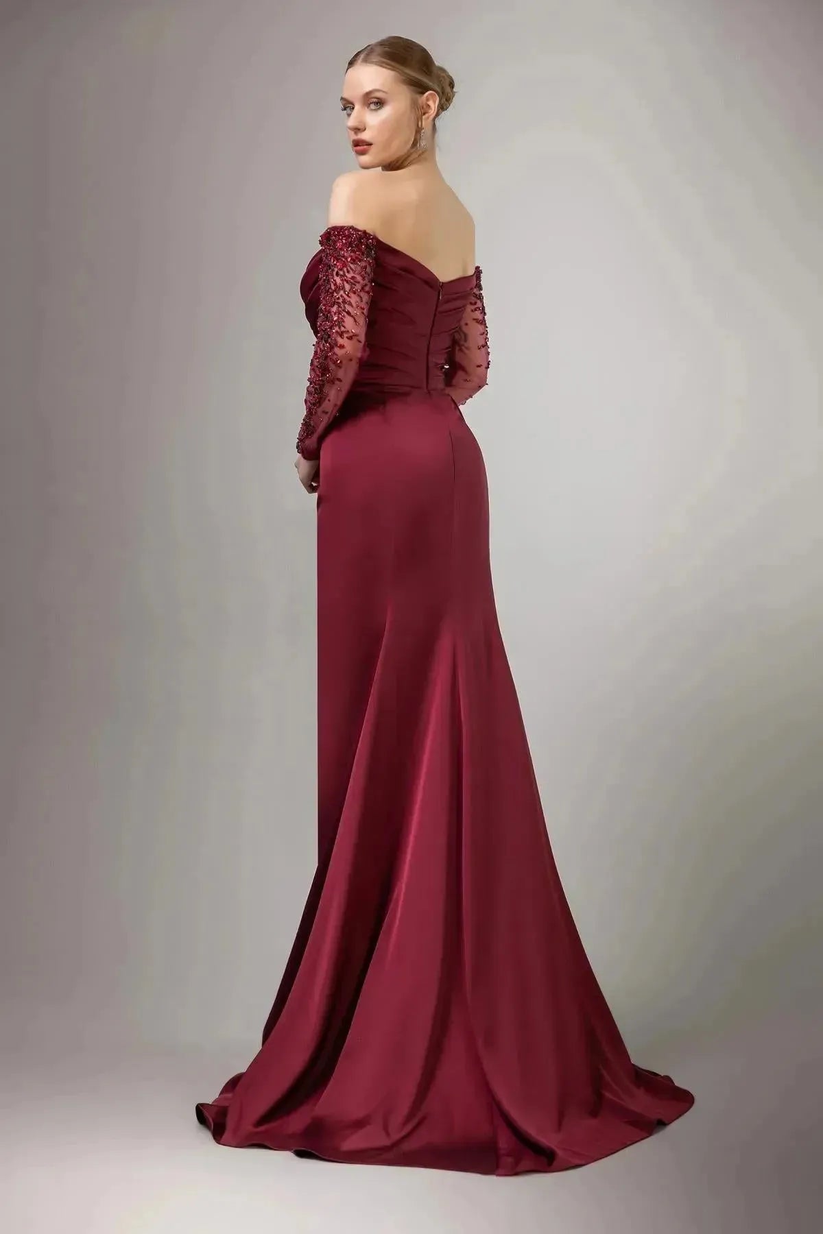 Yakası ve Kolları Taş İşlemeli Straplez Elbise