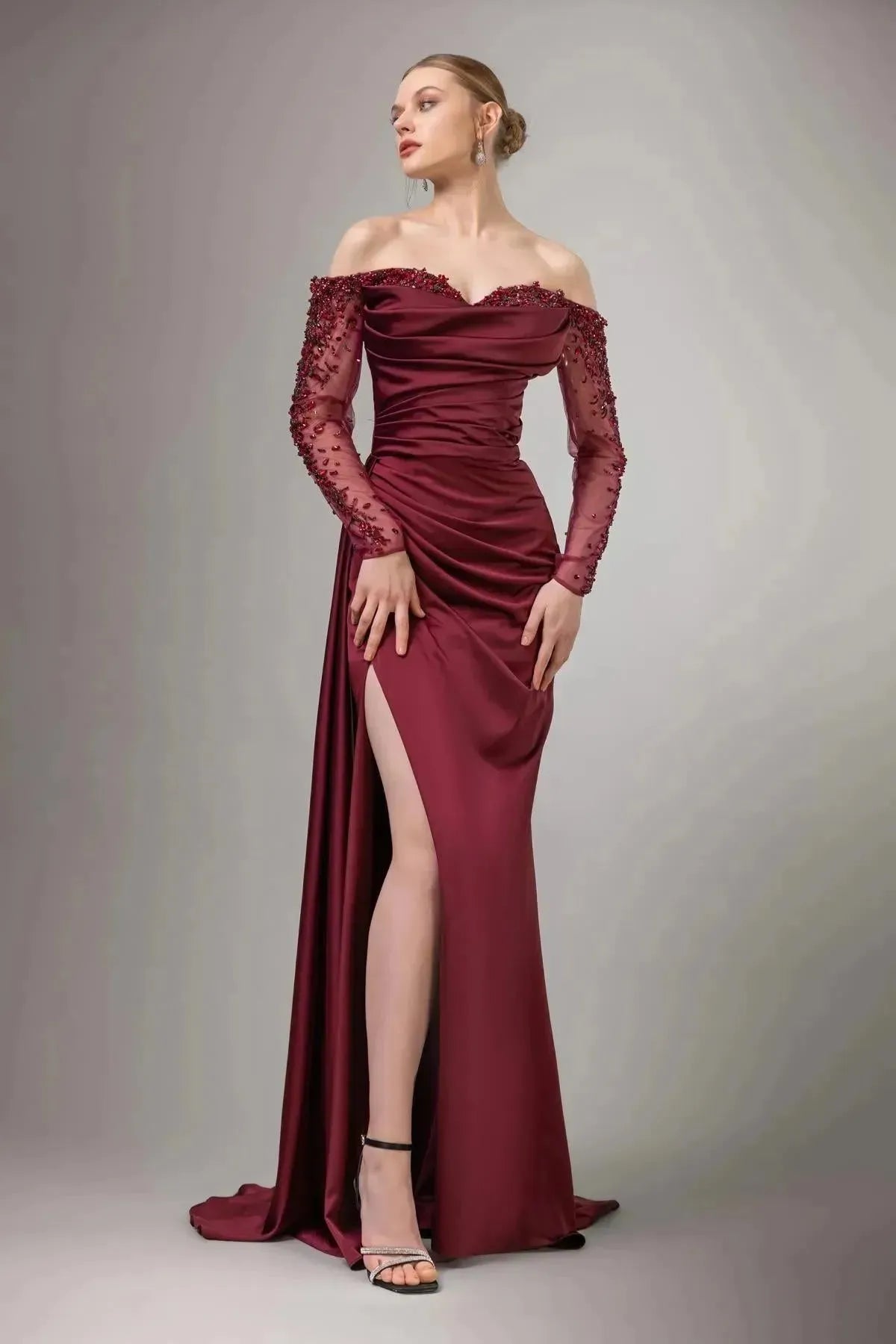 Yakası ve Kolları Taş İşlemeli Straplez Elbise