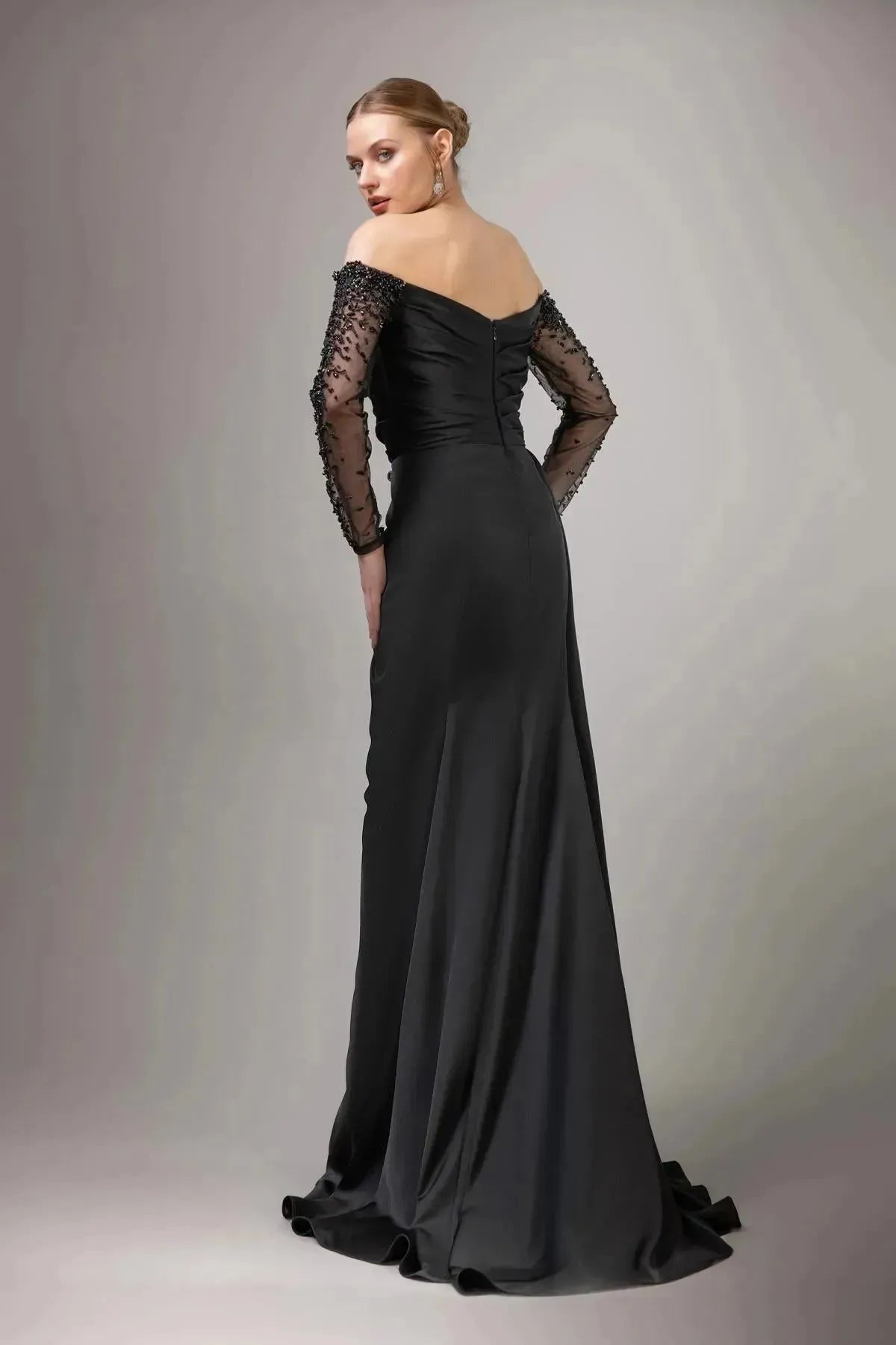 Yakası ve Kolları Taş İşlemeli Straplez Elbise