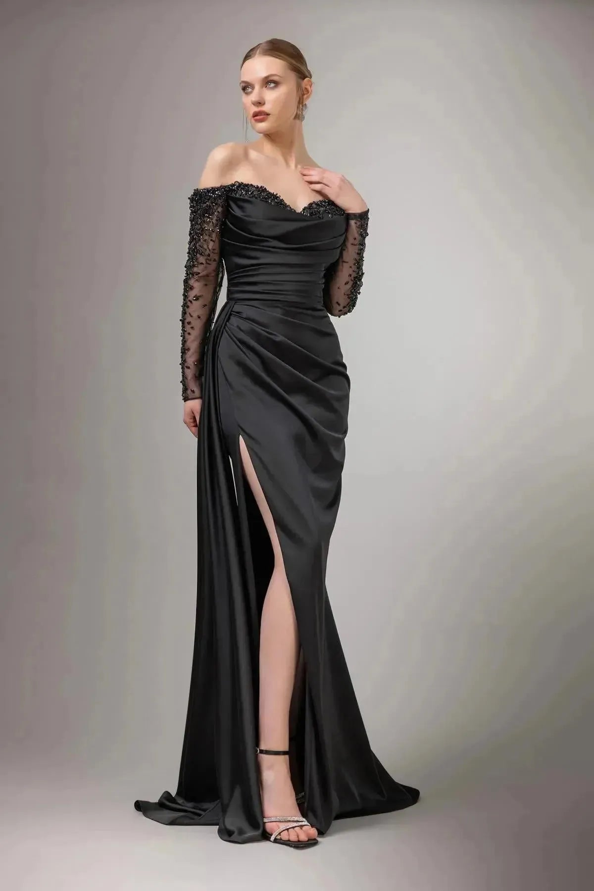 Yakası ve Kolları Taş İşlemeli Straplez Elbise