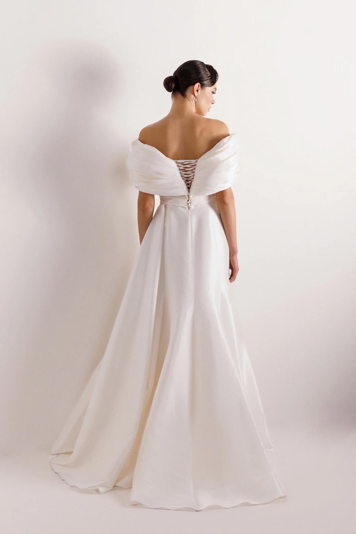 فستان سهرة مكشوف الكتفين بتفاصيل زهور أمامية وفتحة