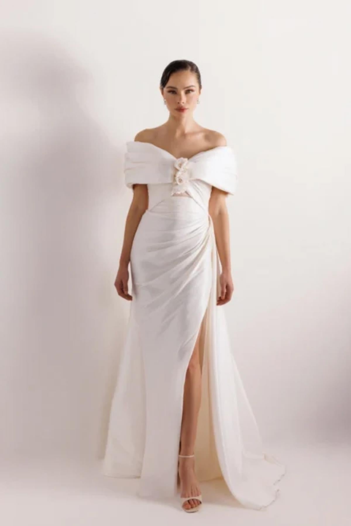 فستان سهرة مكشوف الكتفين بتفاصيل زهور أمامية وفتحة