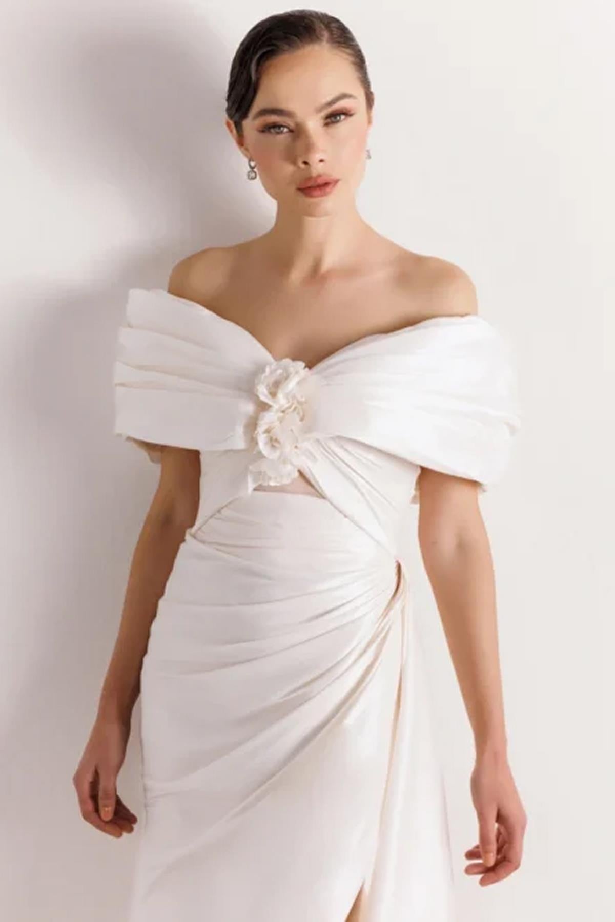 فستان سهرة مكشوف الكتفين بتفاصيل زهور أمامية وفتحة