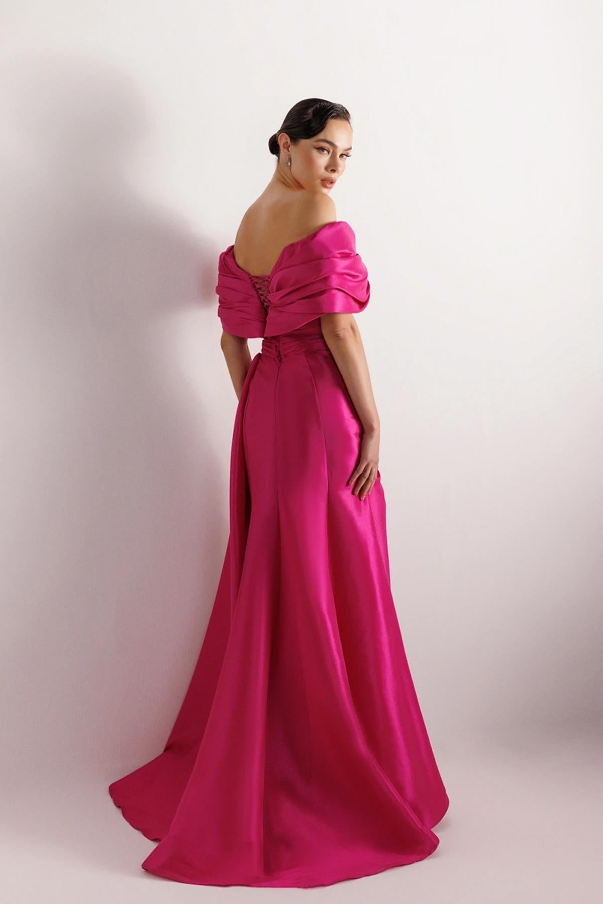 فستان سهرة مكشوف الكتفين بتفاصيل زهور أمامية وفتحة