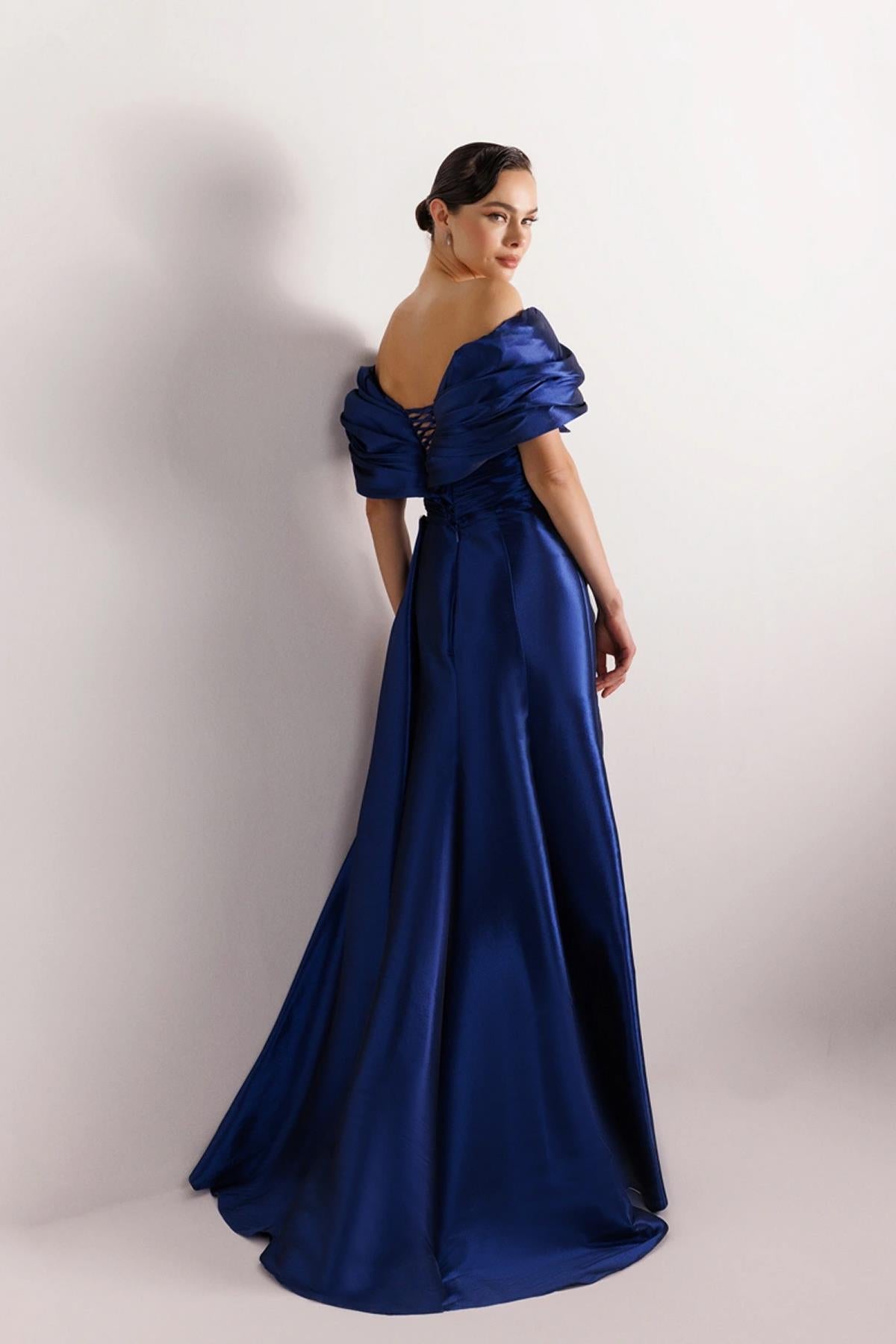 فستان سهرة مكشوف الكتفين بتفاصيل زهور أمامية وفتحة