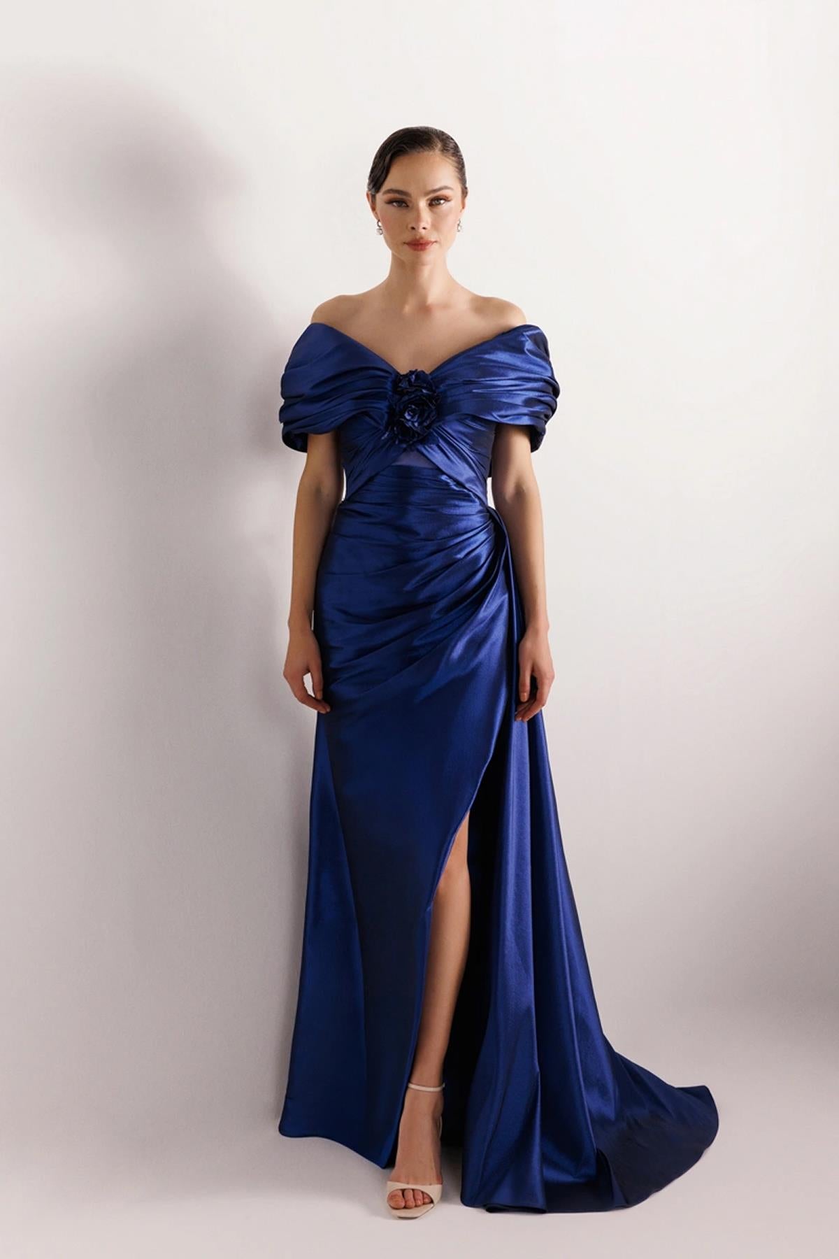 فستان سهرة مكشوف الكتفين بتفاصيل زهور أمامية وفتحة