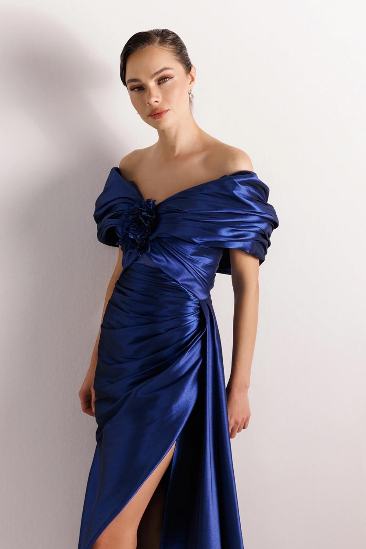 فستان سهرة مكشوف الكتفين بتفاصيل زهور أمامية وفتحة