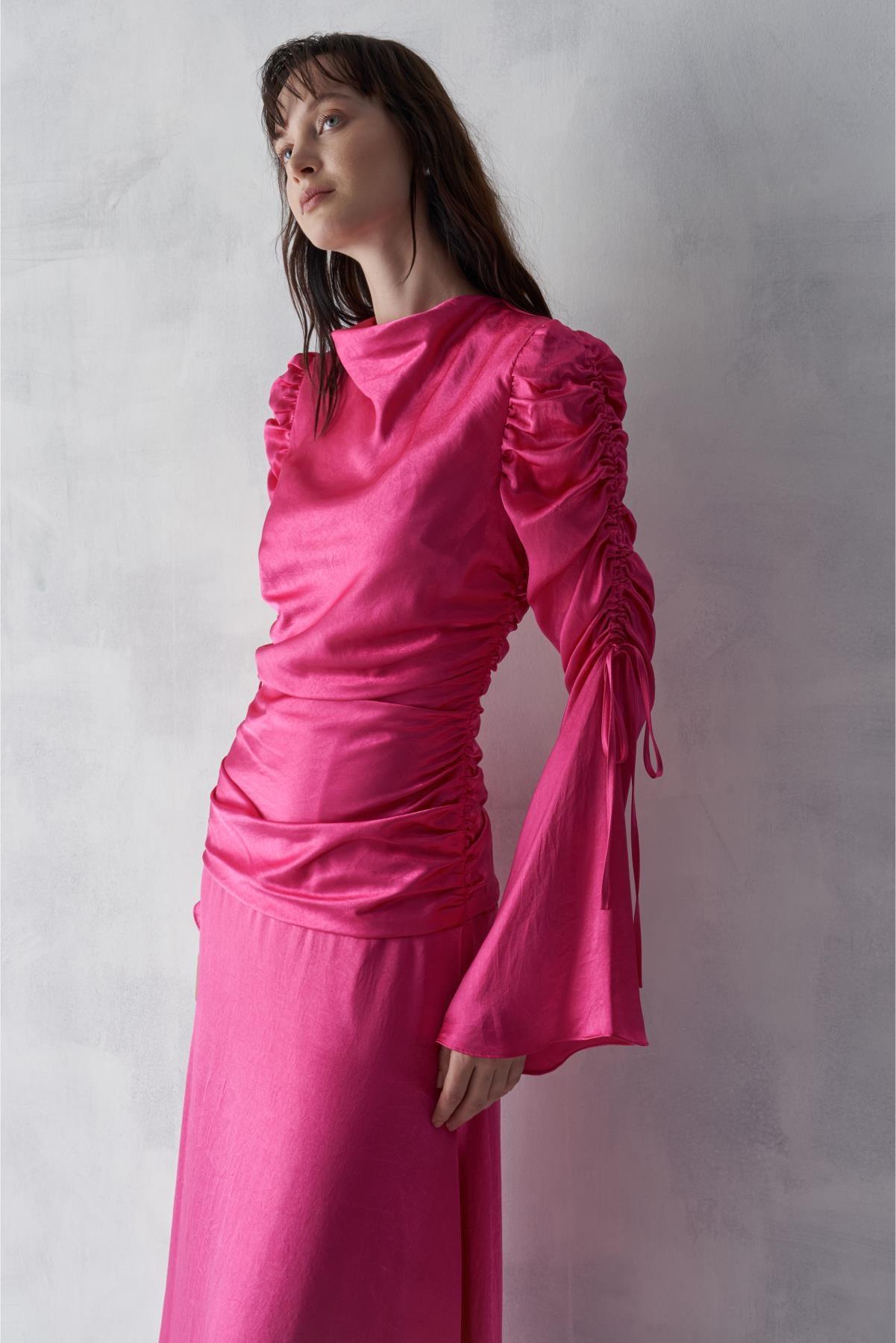 Kol Büzme Drapeli Parlak Elbise - Eser Giyim