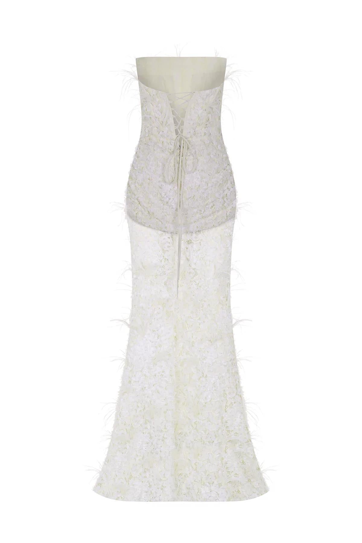 فستان سهرة طويل بدون حمالات مع تفاصيل ريش وصدرية