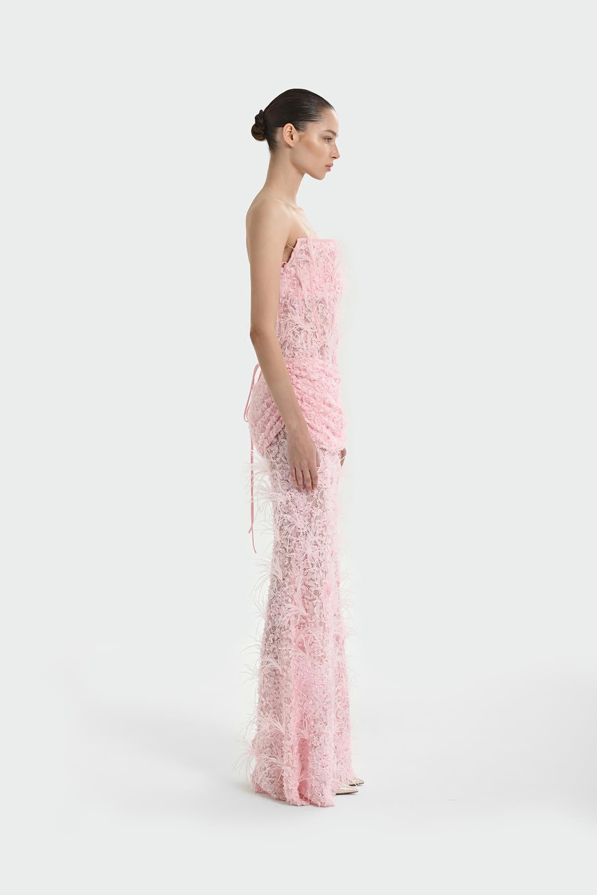 فستان سهرة طويل بدون حمالات مع تفاصيل ريش وصدرية