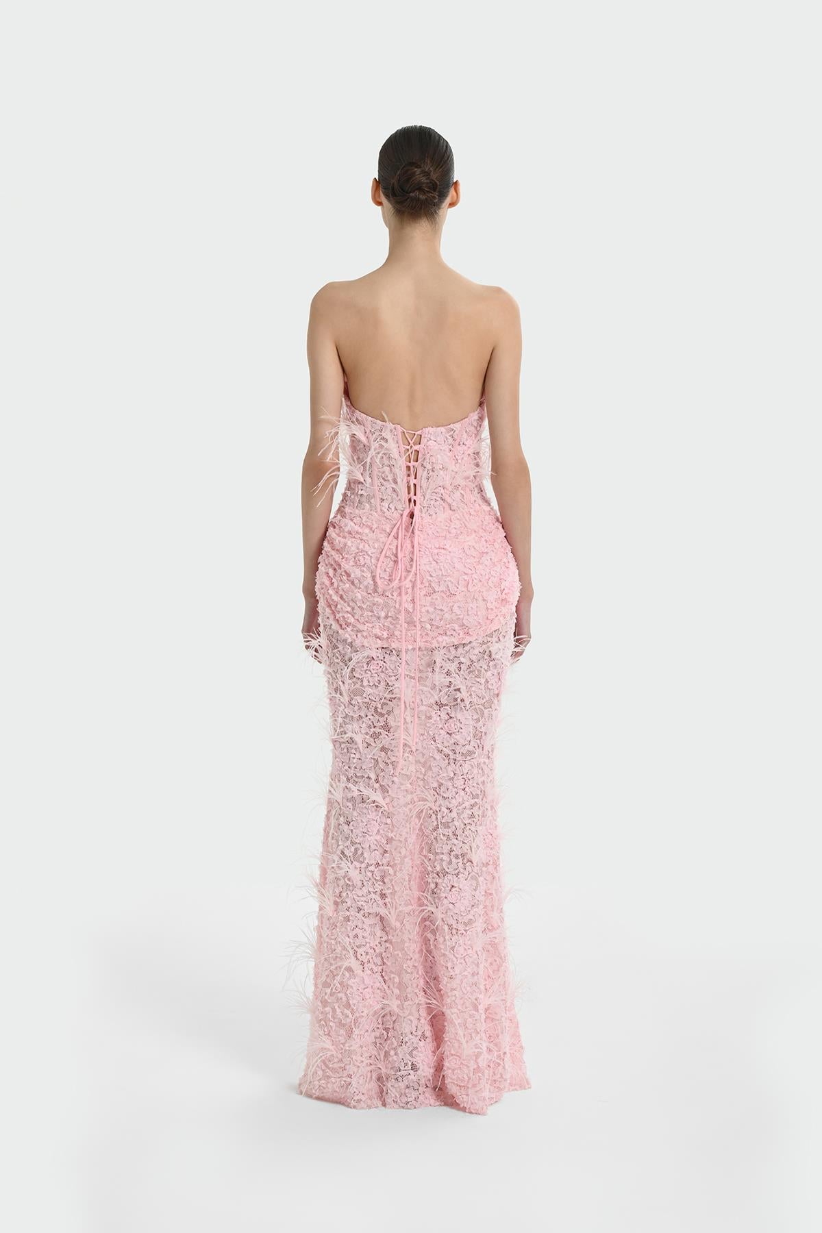 فستان سهرة طويل بدون حمالات مع تفاصيل ريش وصدرية