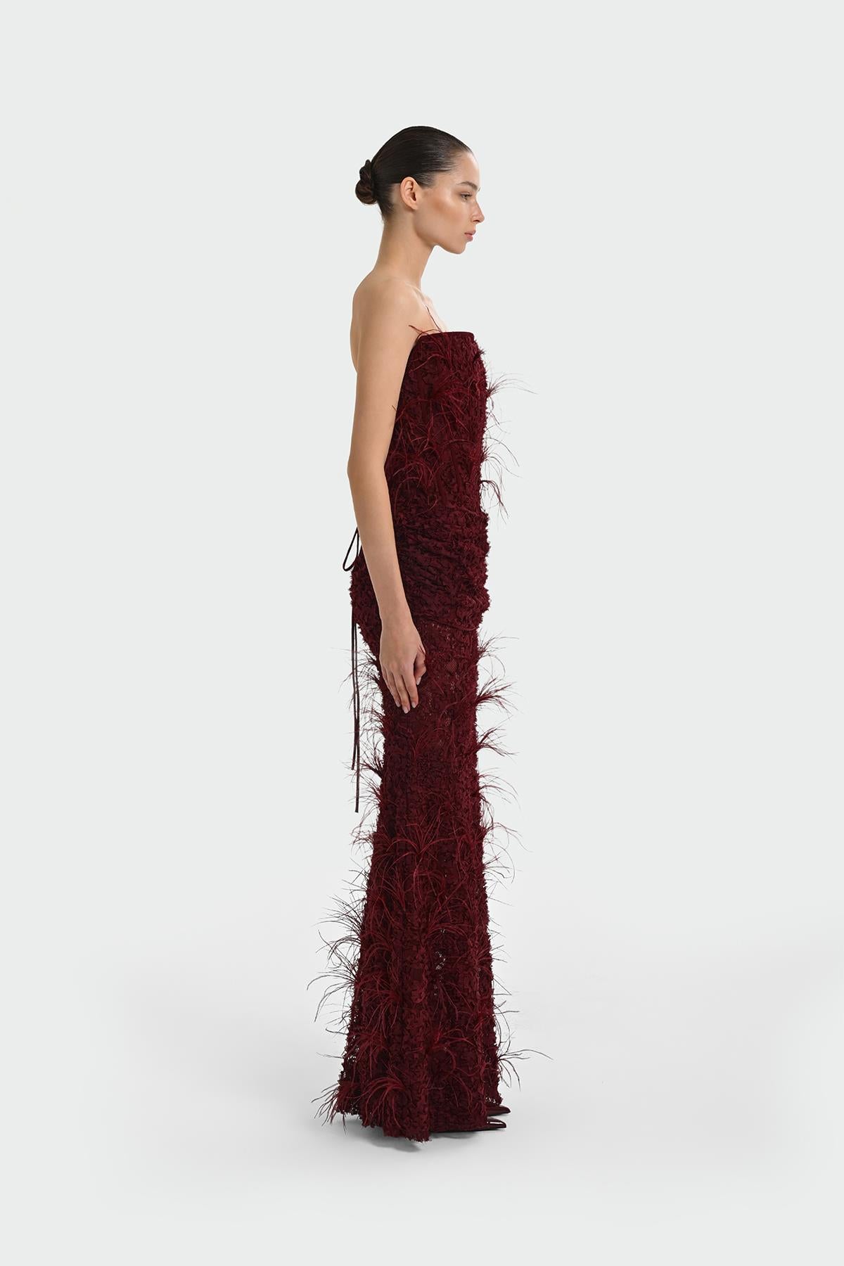 فستان سهرة طويل بدون حمالات مع تفاصيل ريش وصدرية