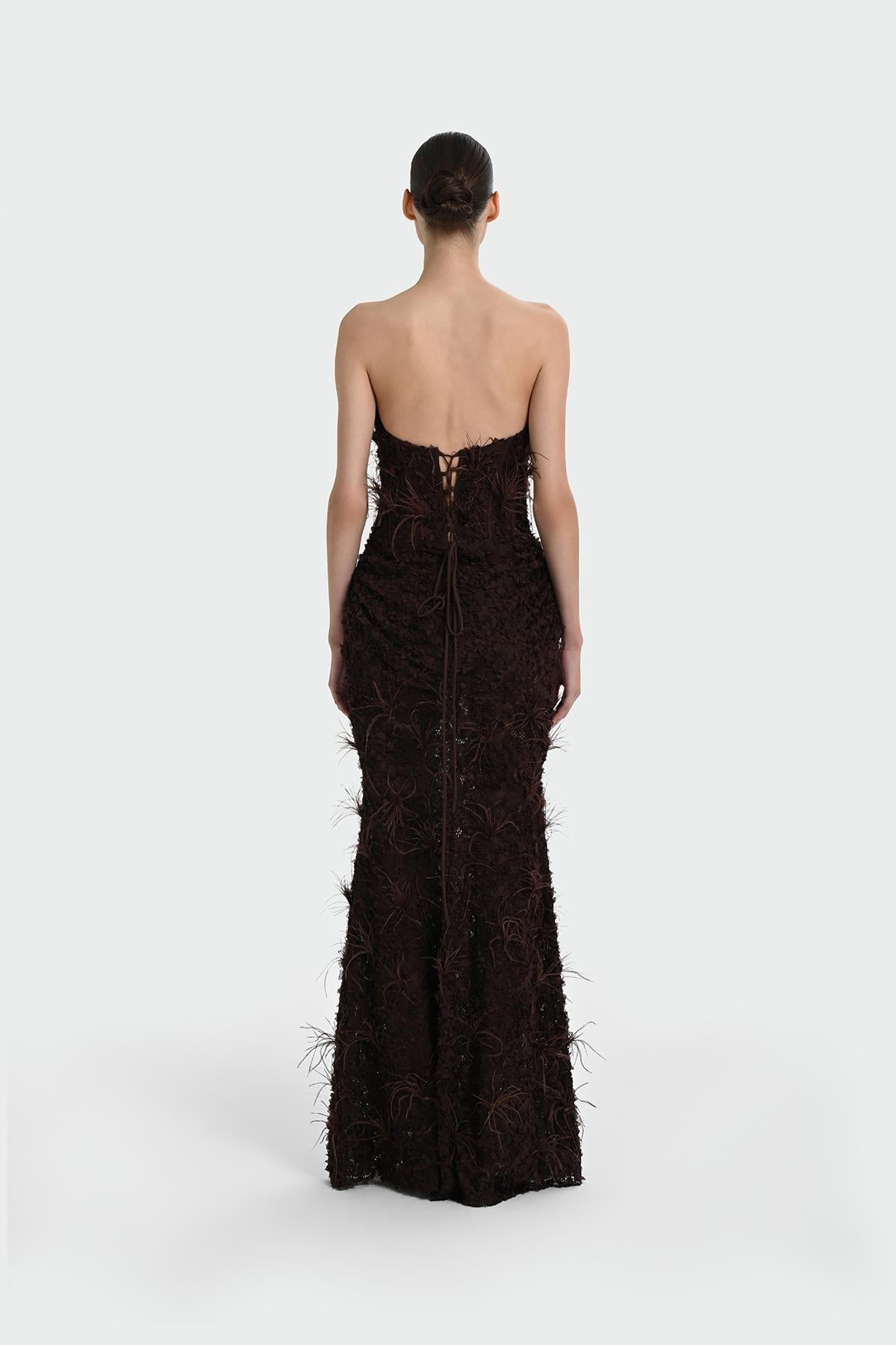 فستان سهرة طويل بدون حمالات مع تفاصيل ريش وصدرية