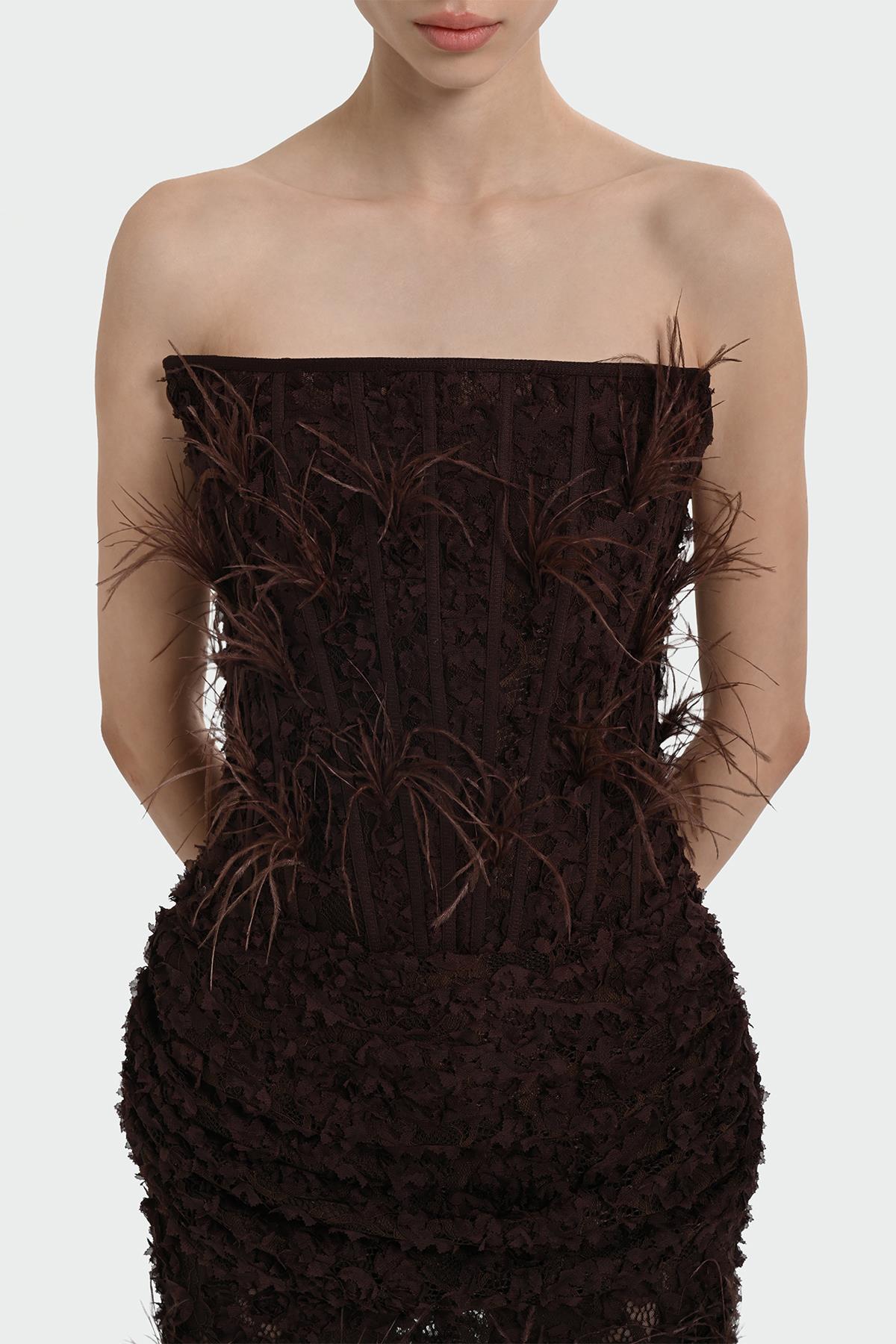 فستان سهرة طويل بدون حمالات مع تفاصيل ريش وصدرية