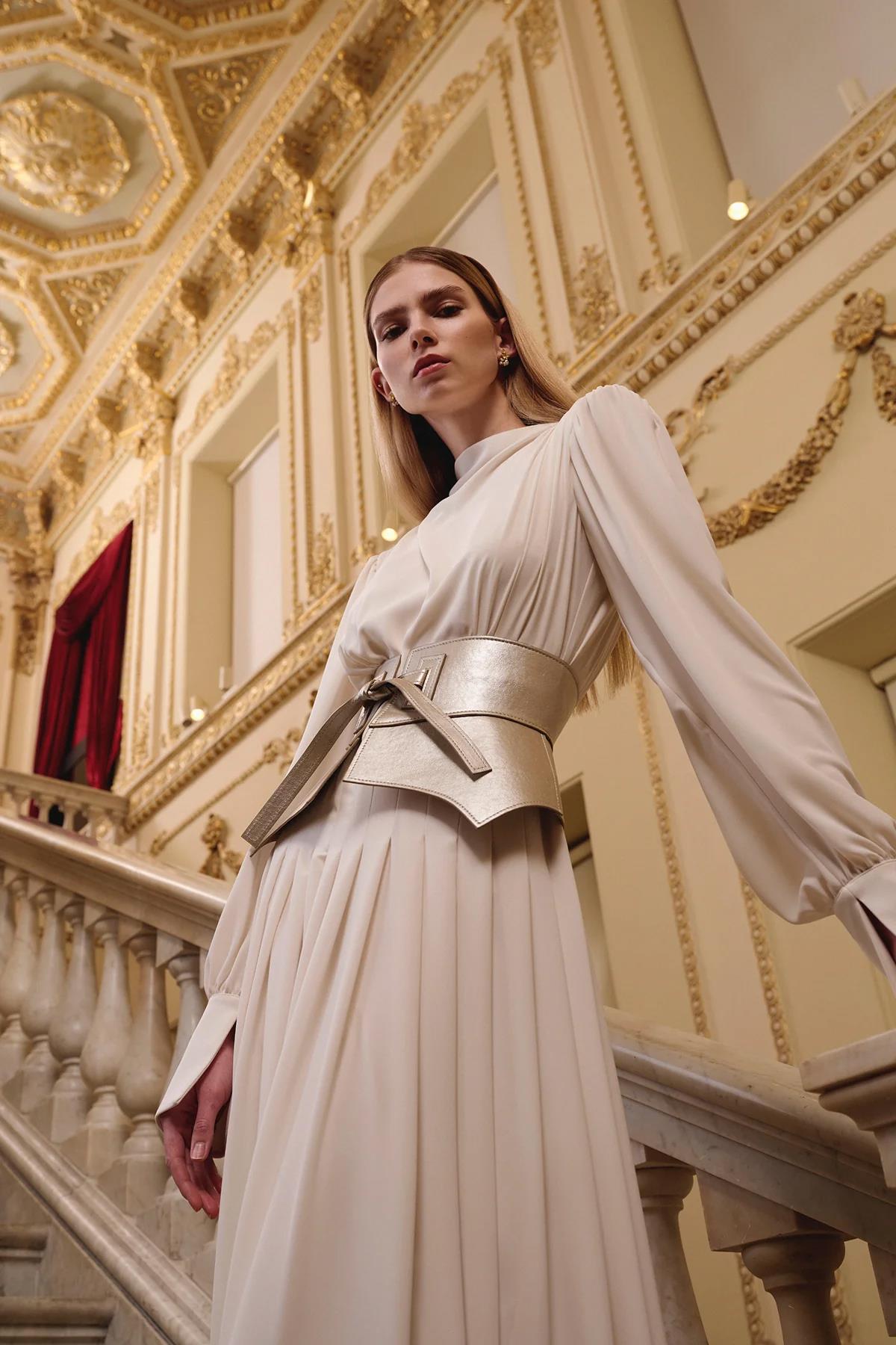 فستان سهرة طويل بحزام مشد