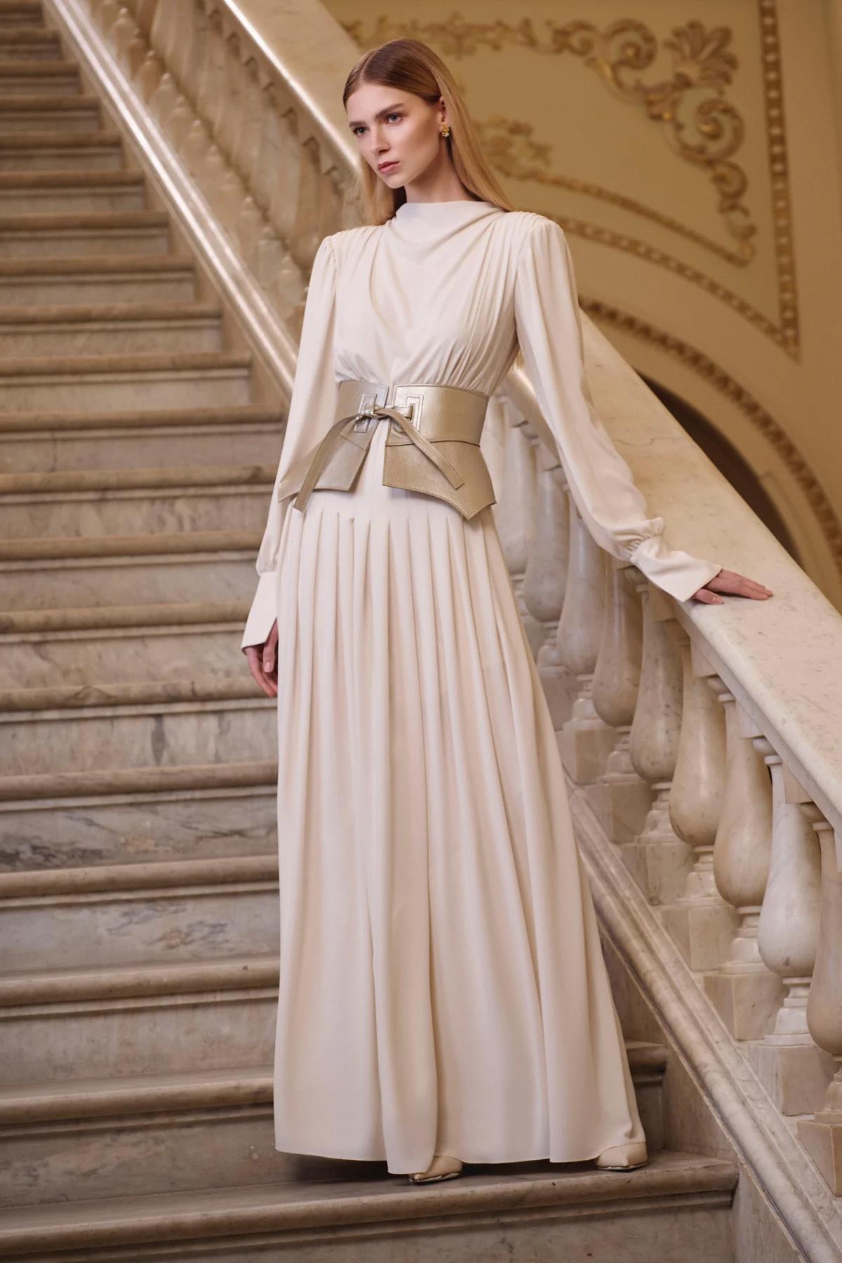 فستان سهرة طويل بحزام مشد