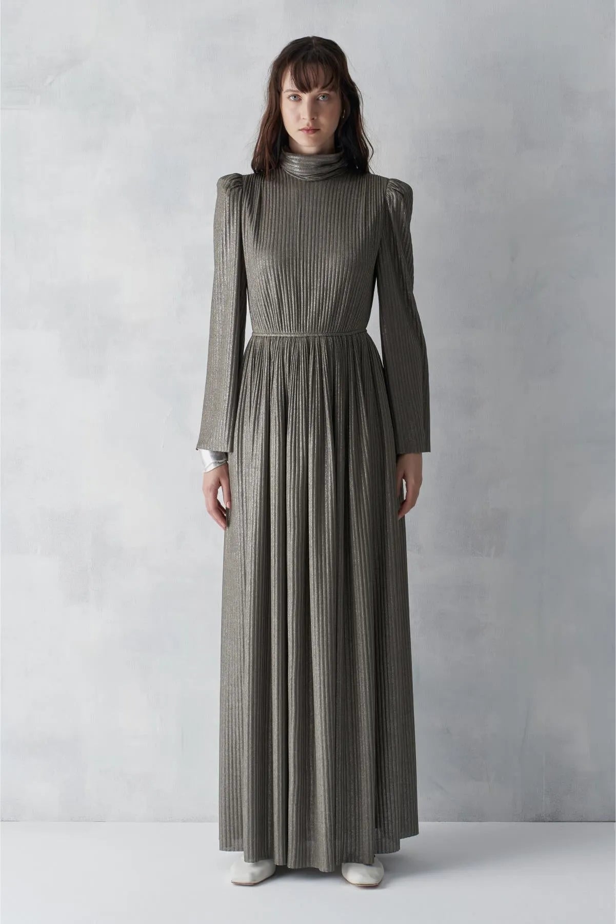 فستان سهرة طويل مع حزام مضلع لامع