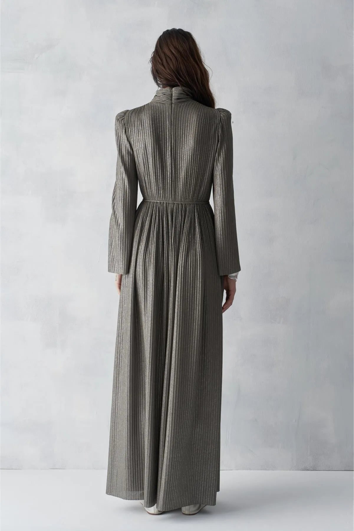 فستان سهرة طويل مع حزام مضلع لامع