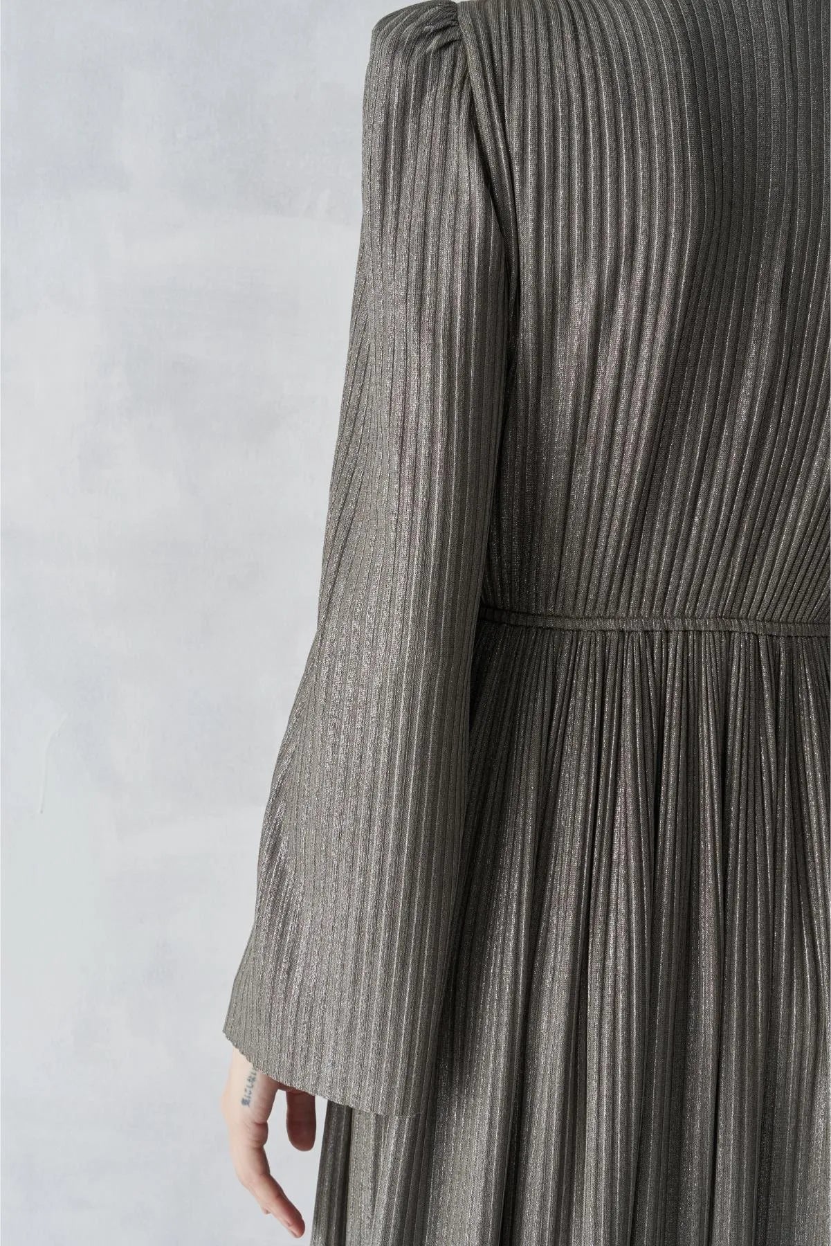 فستان سهرة طويل مع حزام مضلع لامع